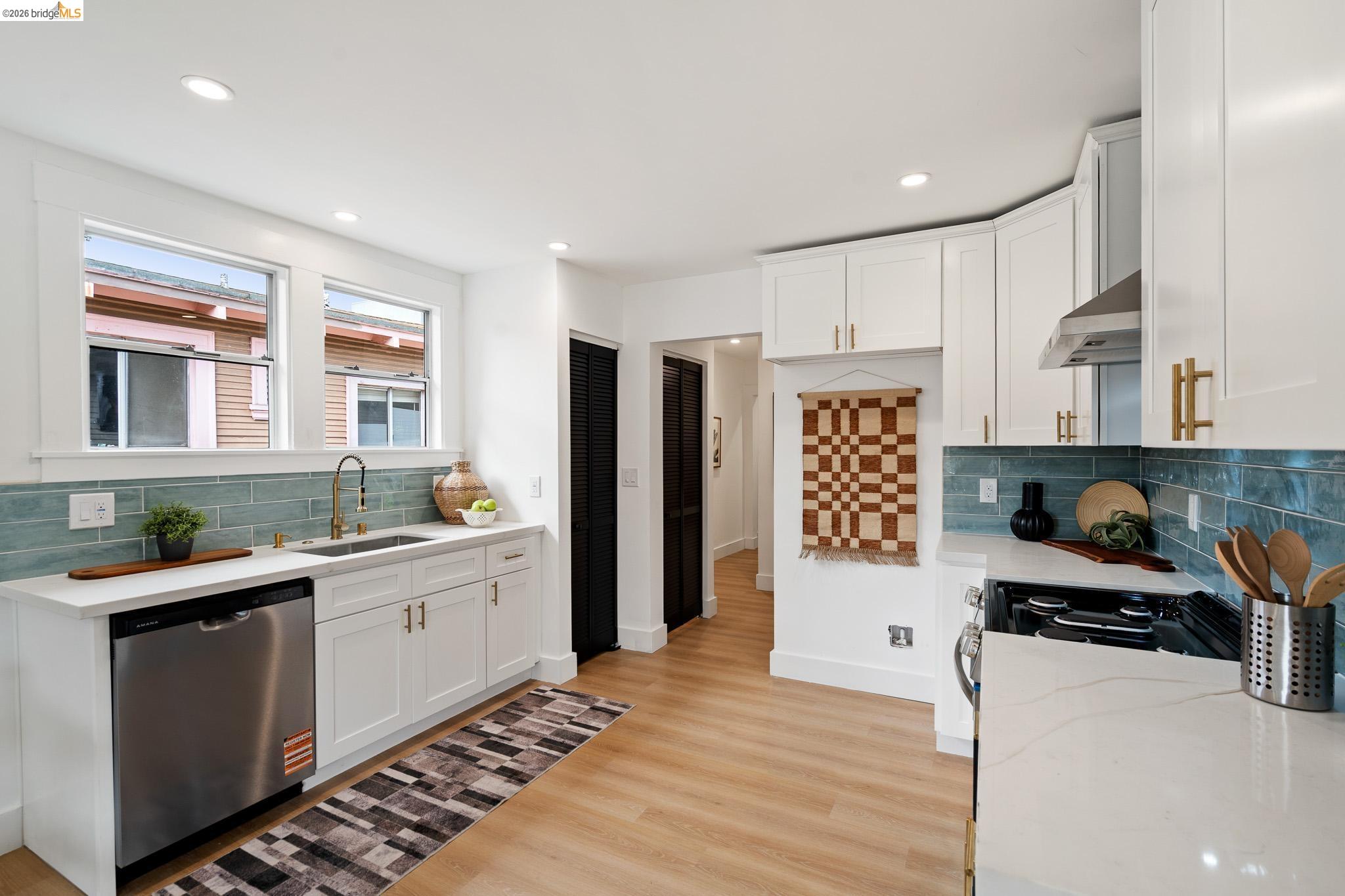 Detail Gallery Image 6 of 51 For 1004 39th St, Oakland,  CA 94608 - 2 Beds | 2 Baths