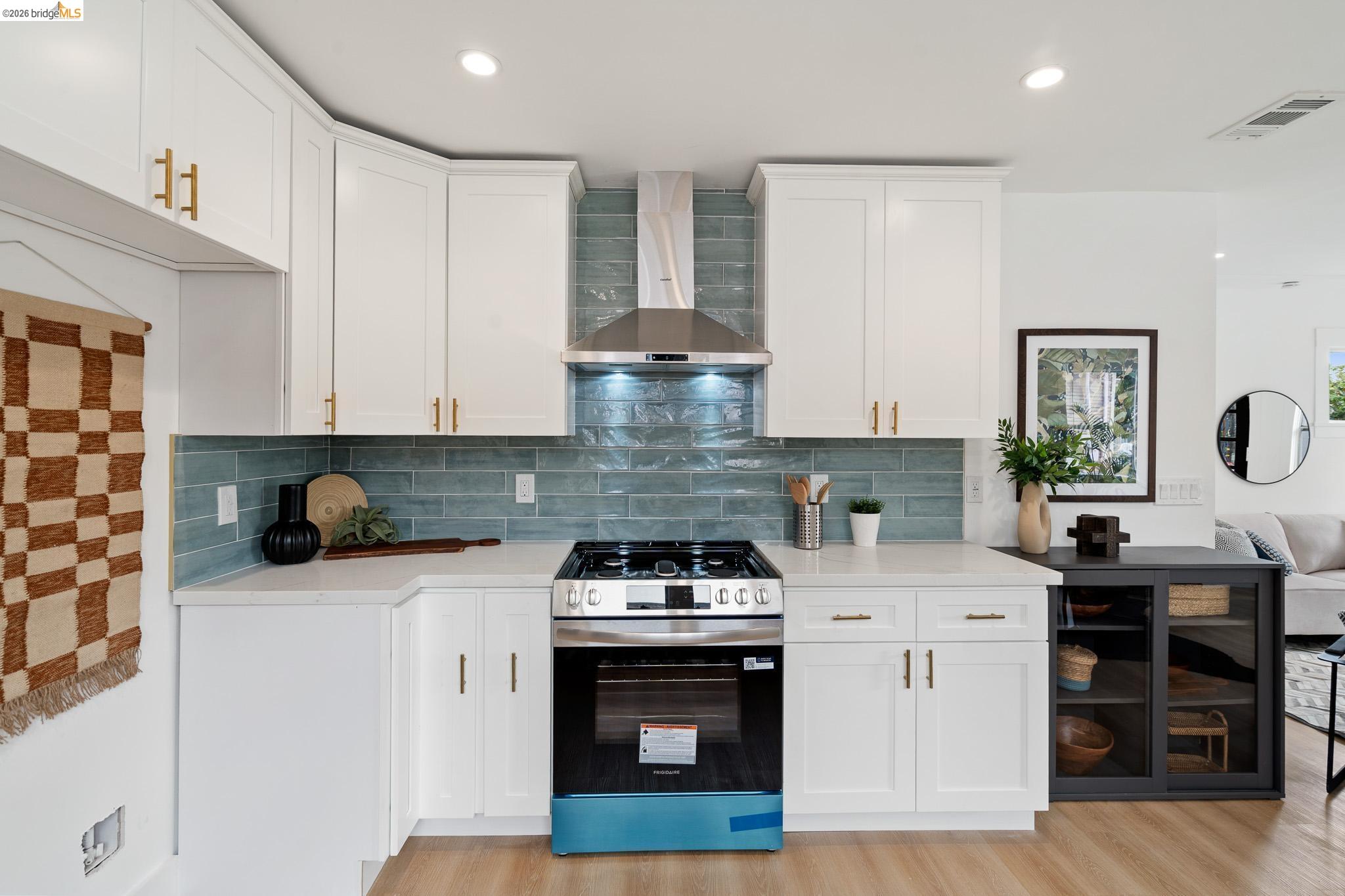 Detail Gallery Image 9 of 51 For 1004 39th St, Oakland,  CA 94608 - 2 Beds | 2 Baths