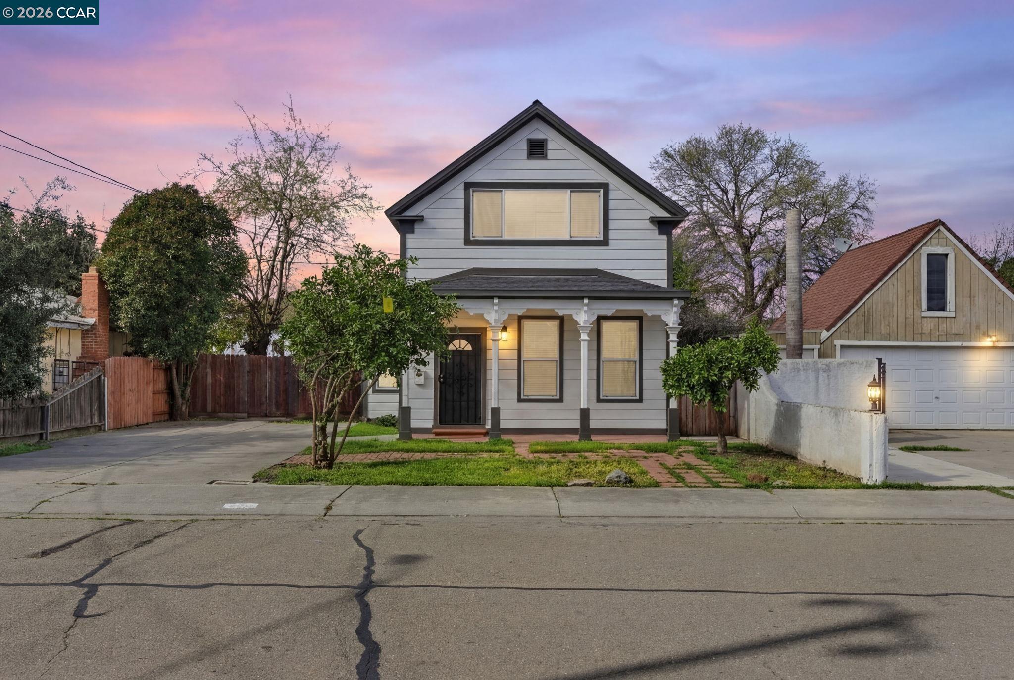 Detail Gallery Image 2 of 60 For 235 E Knoles Way, Stockton,  CA 95204 - 3 Beds | 3 Baths