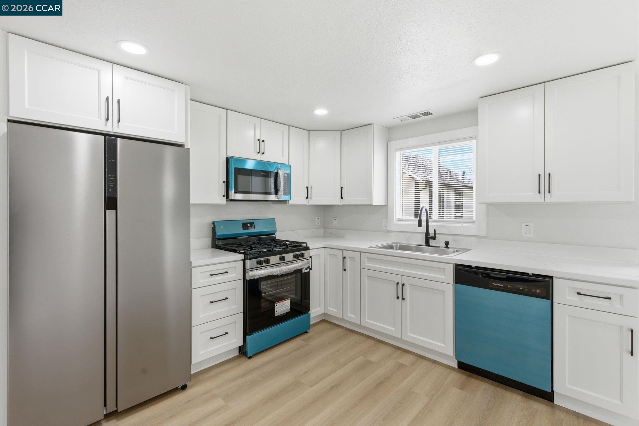 Detail Gallery Image 15 of 60 For 235 E Knoles Way, Stockton,  CA 95204 - 3 Beds | 3 Baths