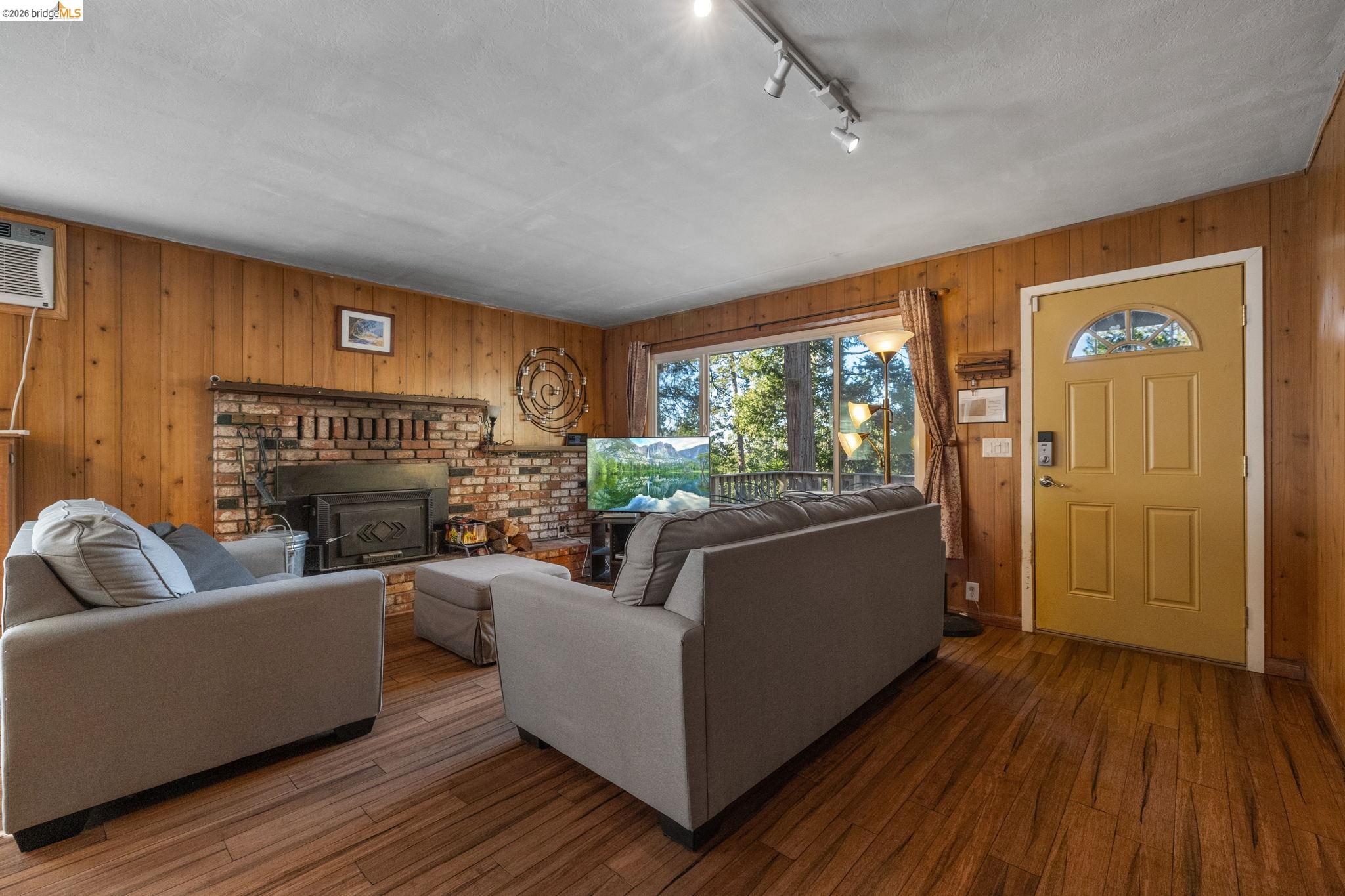 Detail Gallery Image 2 of 24 For 24363 Jeanita Ln, Mi Wuk Village,  CA 95346 - 3 Beds | 2 Baths