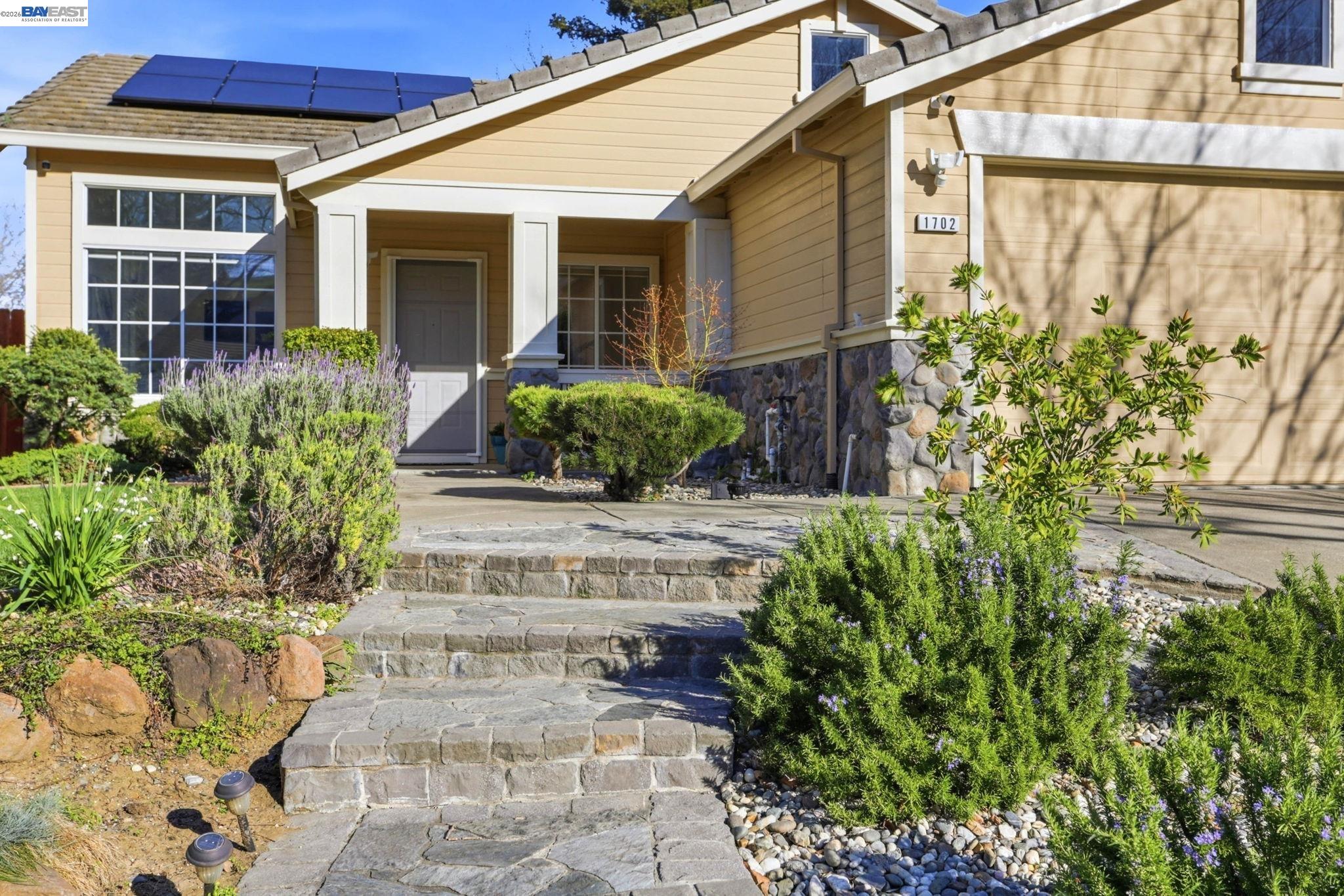 Detail Gallery Image 5 of 53 For 1702 Highland Cir, Fairfield,  CA 94534 - 4 Beds | 2 Baths