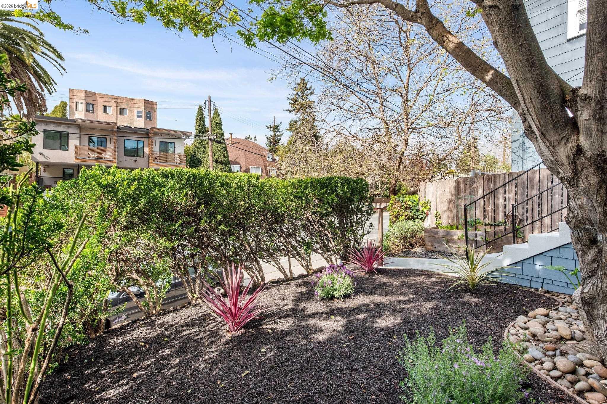 Detail Gallery Image 2 of 42 For 3316 Harrison St, Oakland,  CA 94611 - 4 Beds | 2 Baths