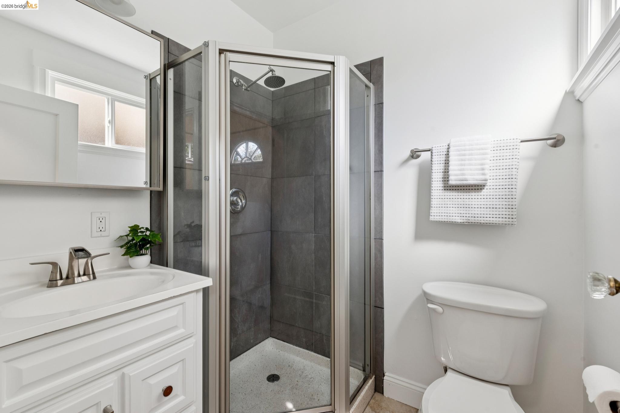 Detail Gallery Image 23 of 42 For 3316 Harrison St, Oakland,  CA 94611 - 4 Beds | 2 Baths