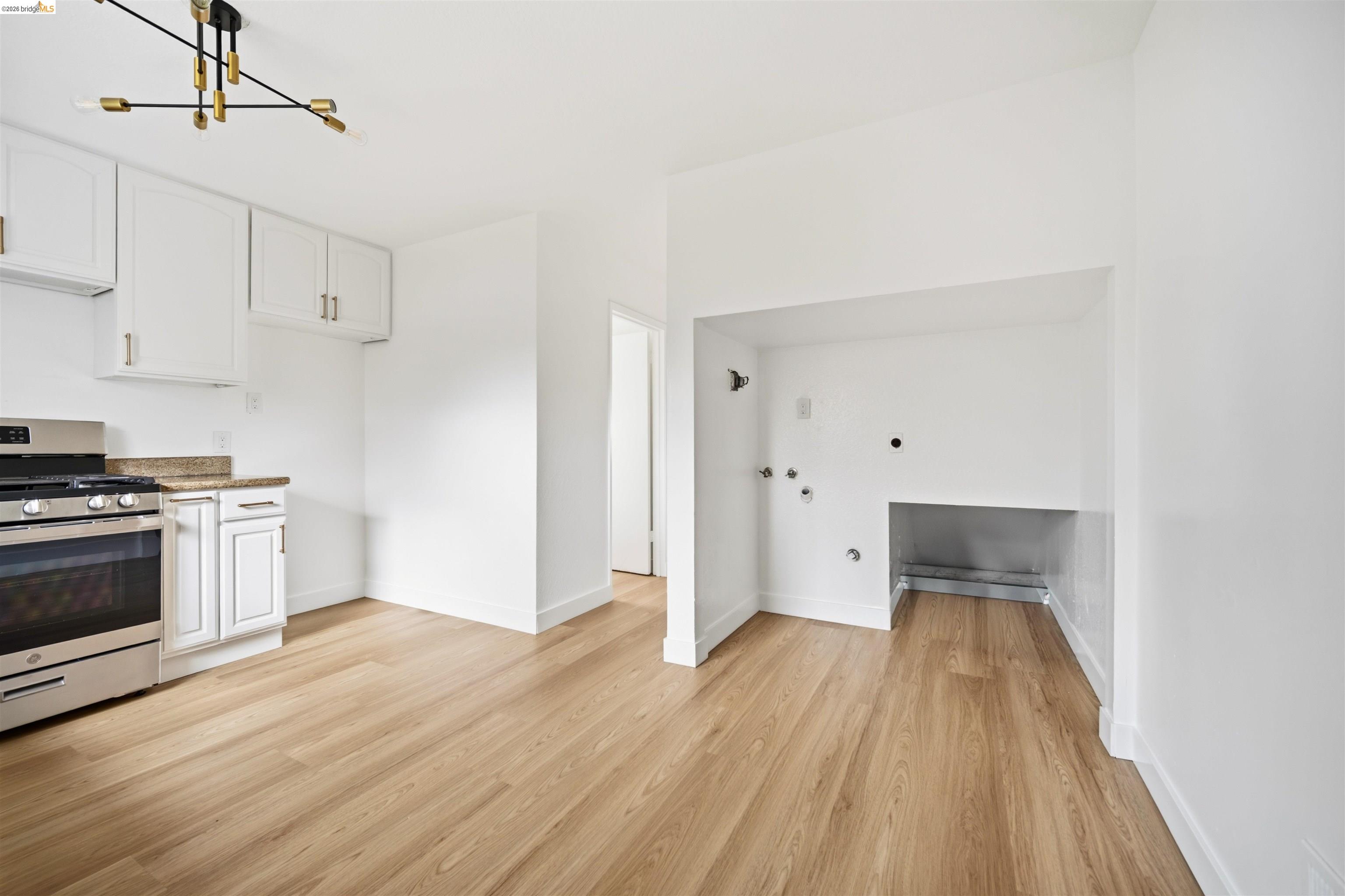 Detail Gallery Image 11 of 28 For 10933 Julius St #D,  Oakland,  CA 94605 - 2 Beds | 1/1 Baths
