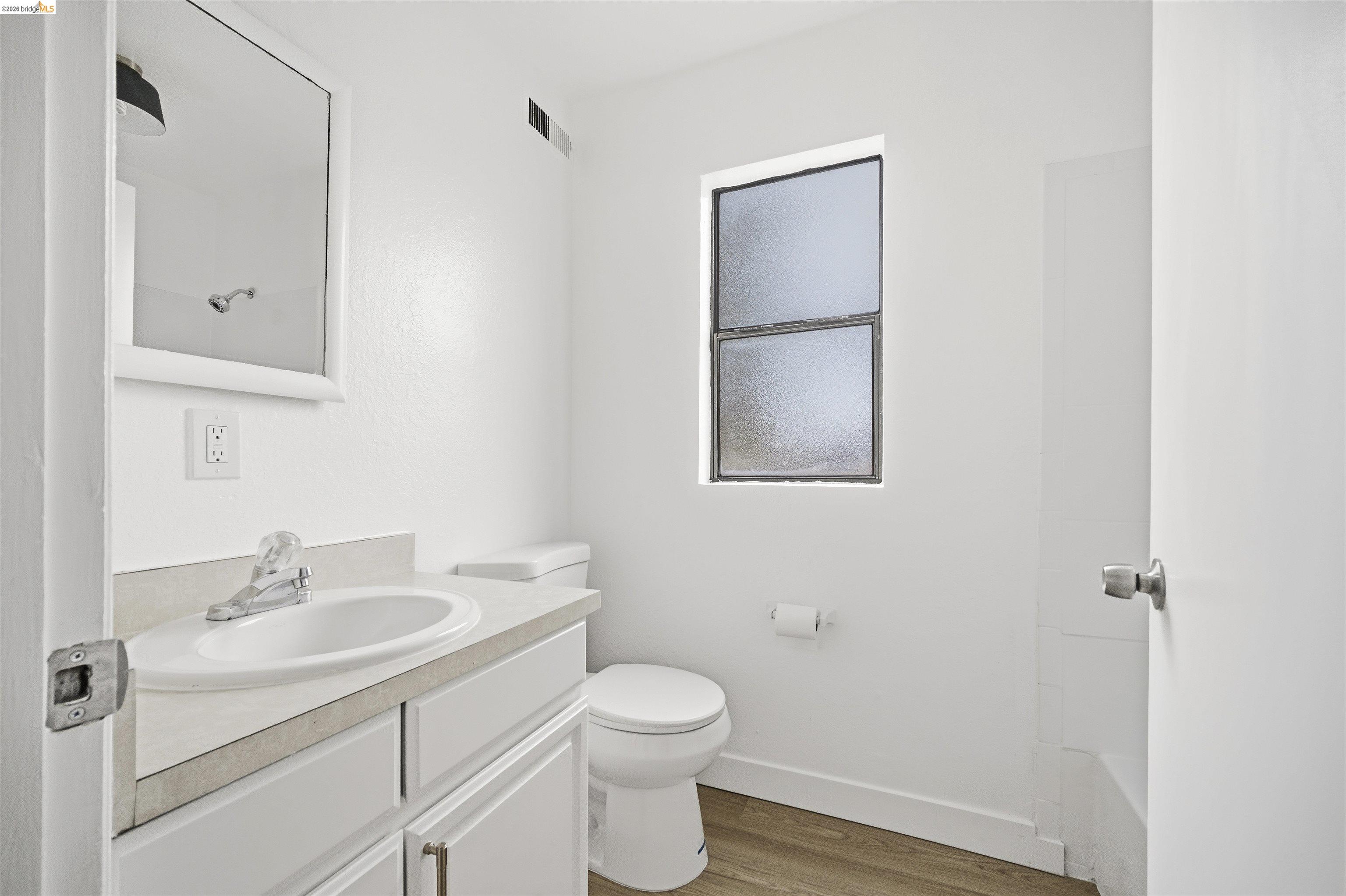 Detail Gallery Image 12 of 28 For 10933 Julius St #D,  Oakland,  CA 94605 - 2 Beds | 1/1 Baths