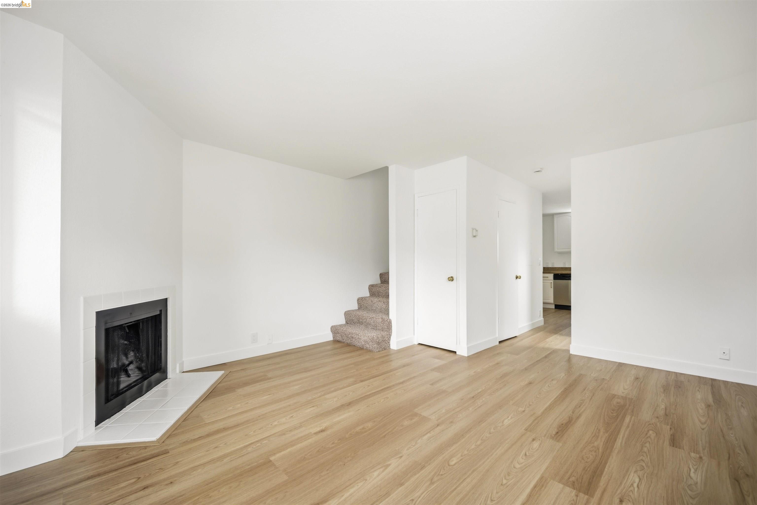 Detail Gallery Image 3 of 28 For 10933 Julius St #D,  Oakland,  CA 94605 - 2 Beds | 1/1 Baths