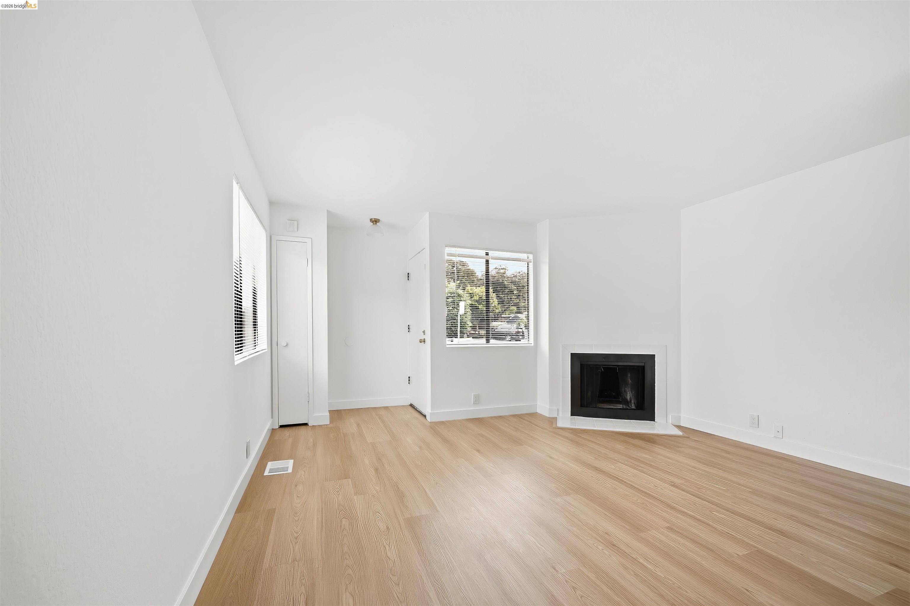 Detail Gallery Image 4 of 28 For 10933 Julius St #D,  Oakland,  CA 94605 - 2 Beds | 1/1 Baths
