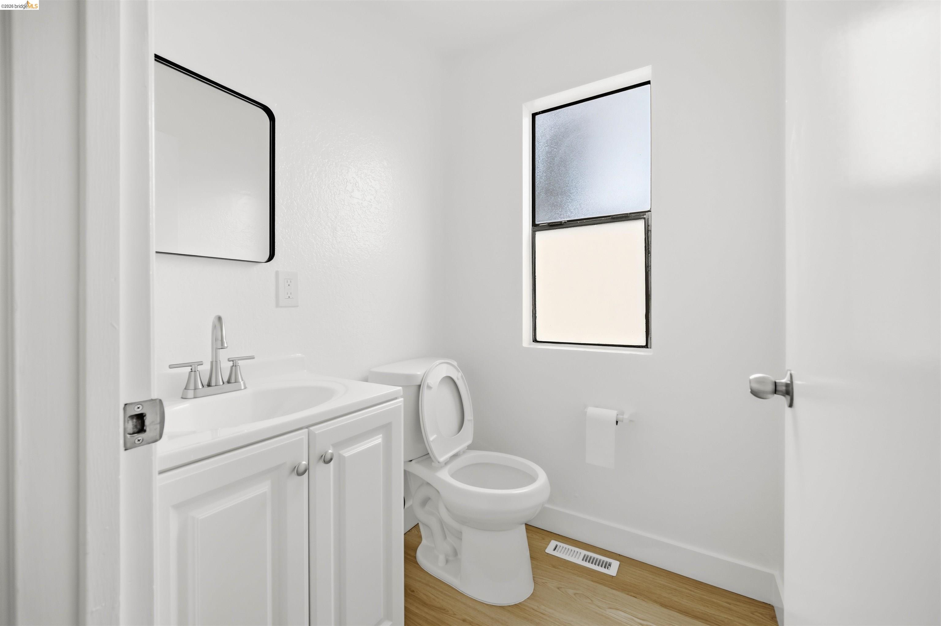 Detail Gallery Image 7 of 28 For 10933 Julius St #D,  Oakland,  CA 94605 - 2 Beds | 1/1 Baths