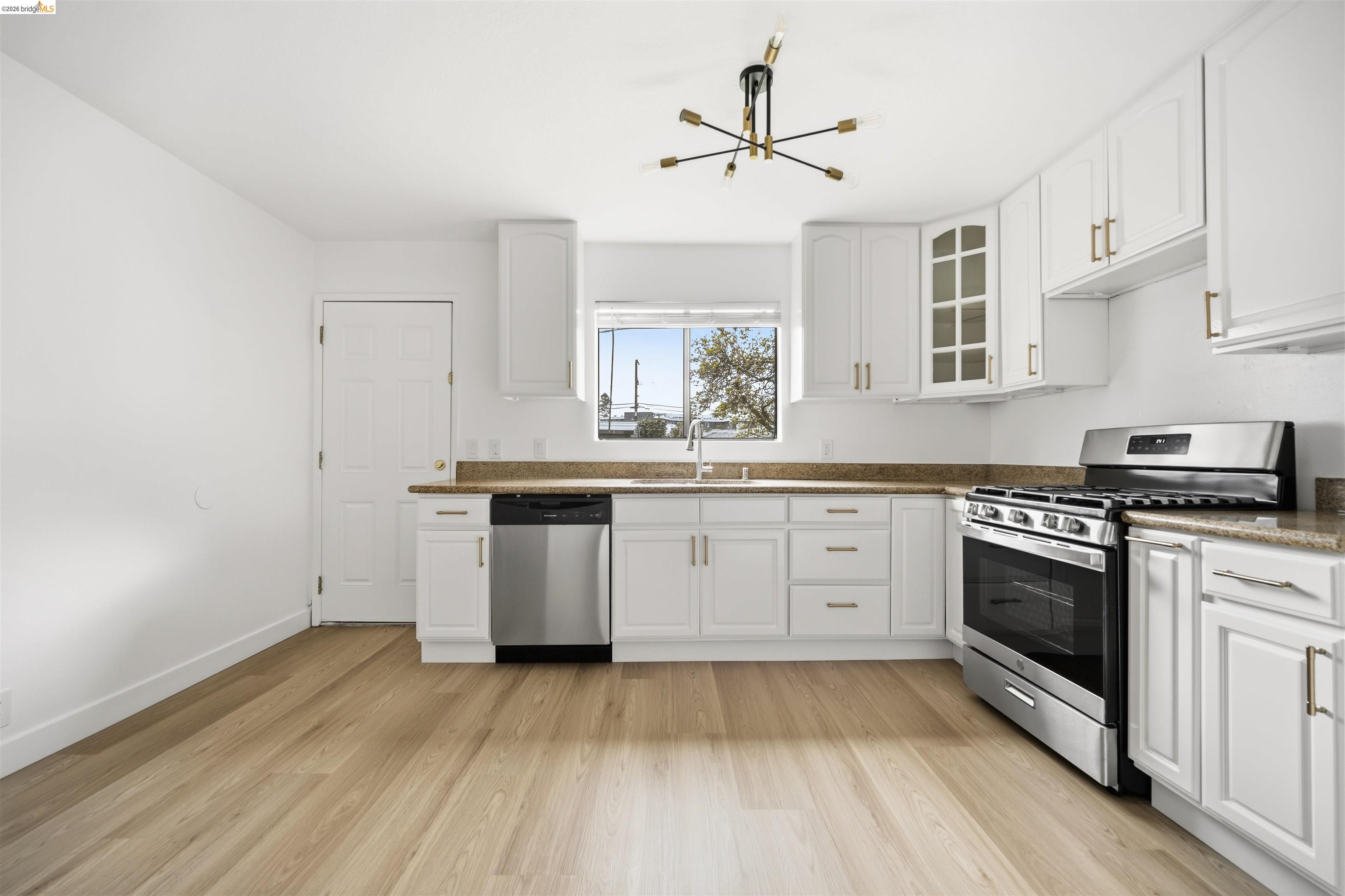Detail Gallery Image 8 of 28 For 10933 Julius St #D,  Oakland,  CA 94605 - 2 Beds | 1/1 Baths