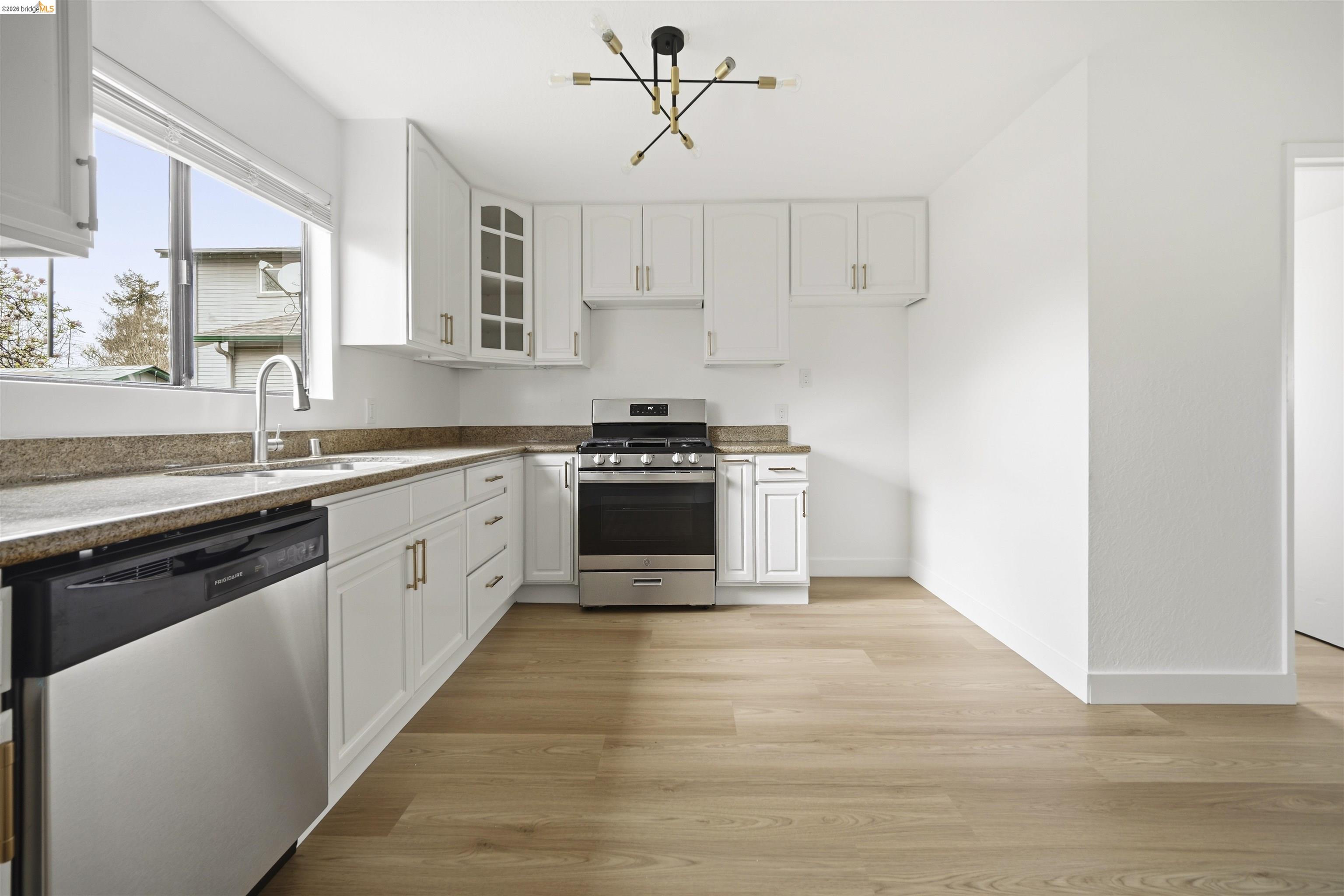 Detail Gallery Image 10 of 28 For 10933 Julius St #D,  Oakland,  CA 94605 - 2 Beds | 1/1 Baths