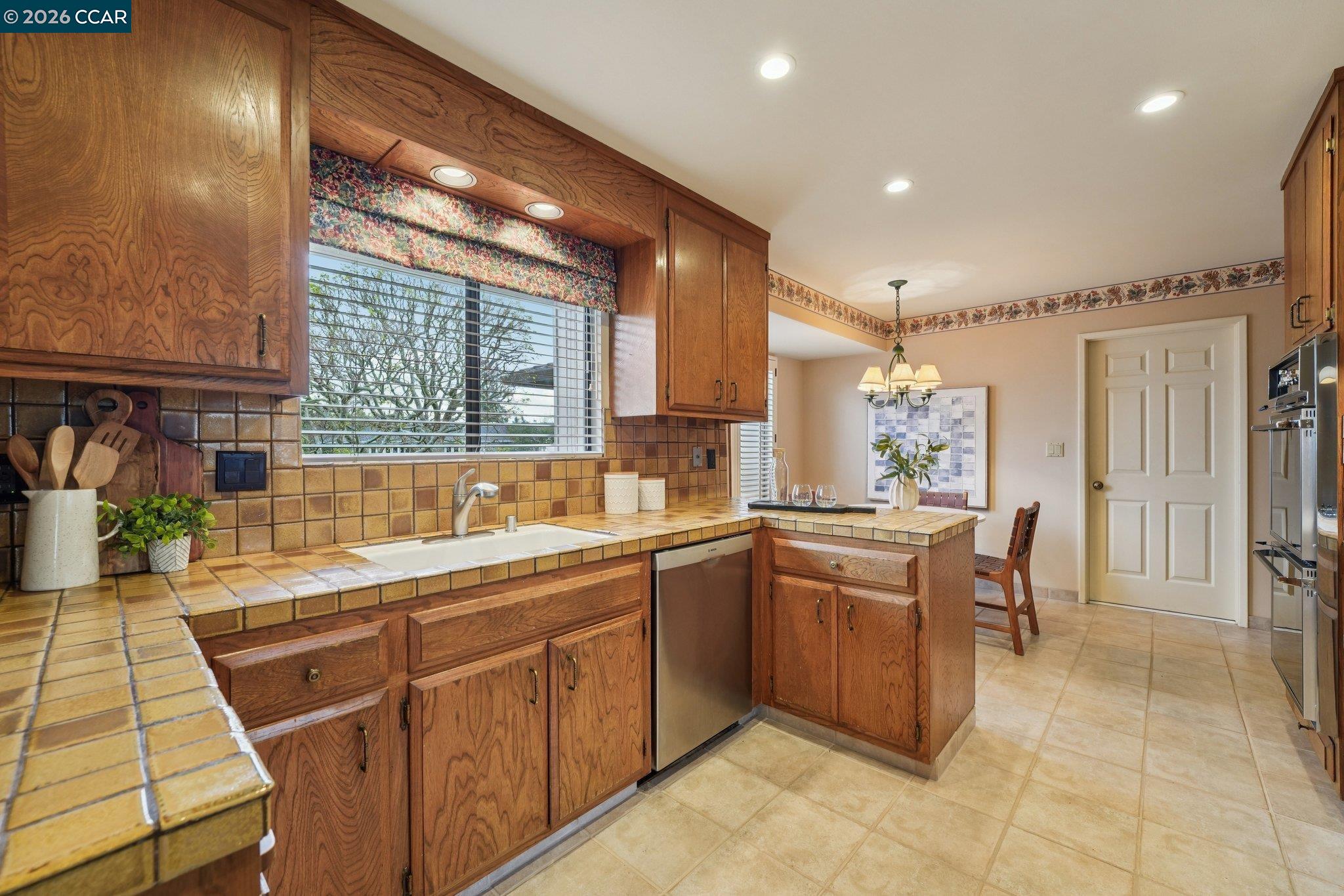 Detail Gallery Image 16 of 44 For 34 Sherwood Ct, Moraga,  CA 94556 - 4 Beds | 2/1 Baths