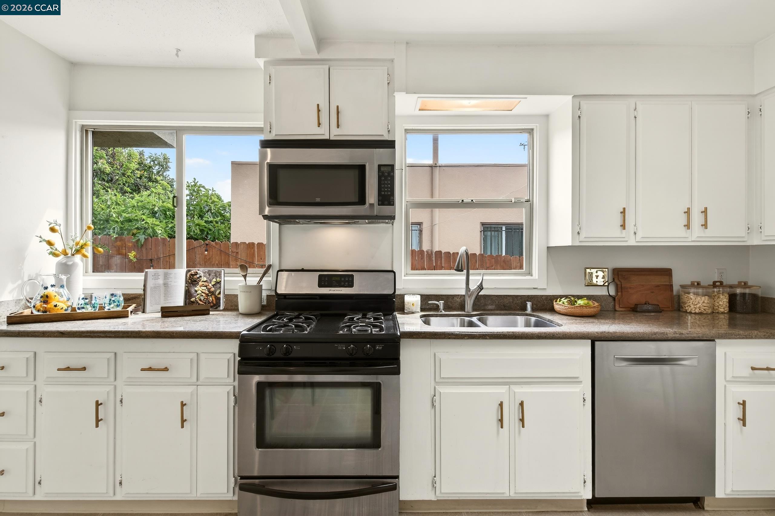 Detail Gallery Image 14 of 60 For 3236 Bona St, Oakland,  CA 94601 - 2 Beds | 1 Baths