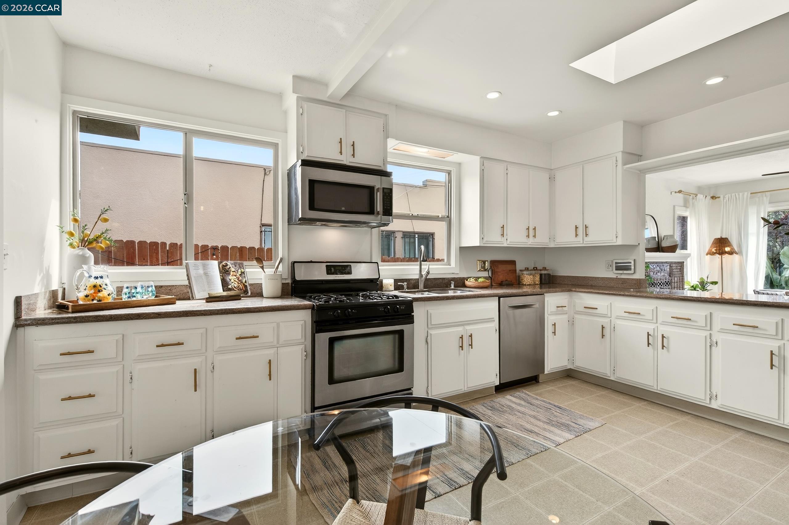 Detail Gallery Image 15 of 60 For 3236 Bona St, Oakland,  CA 94601 - 2 Beds | 1 Baths