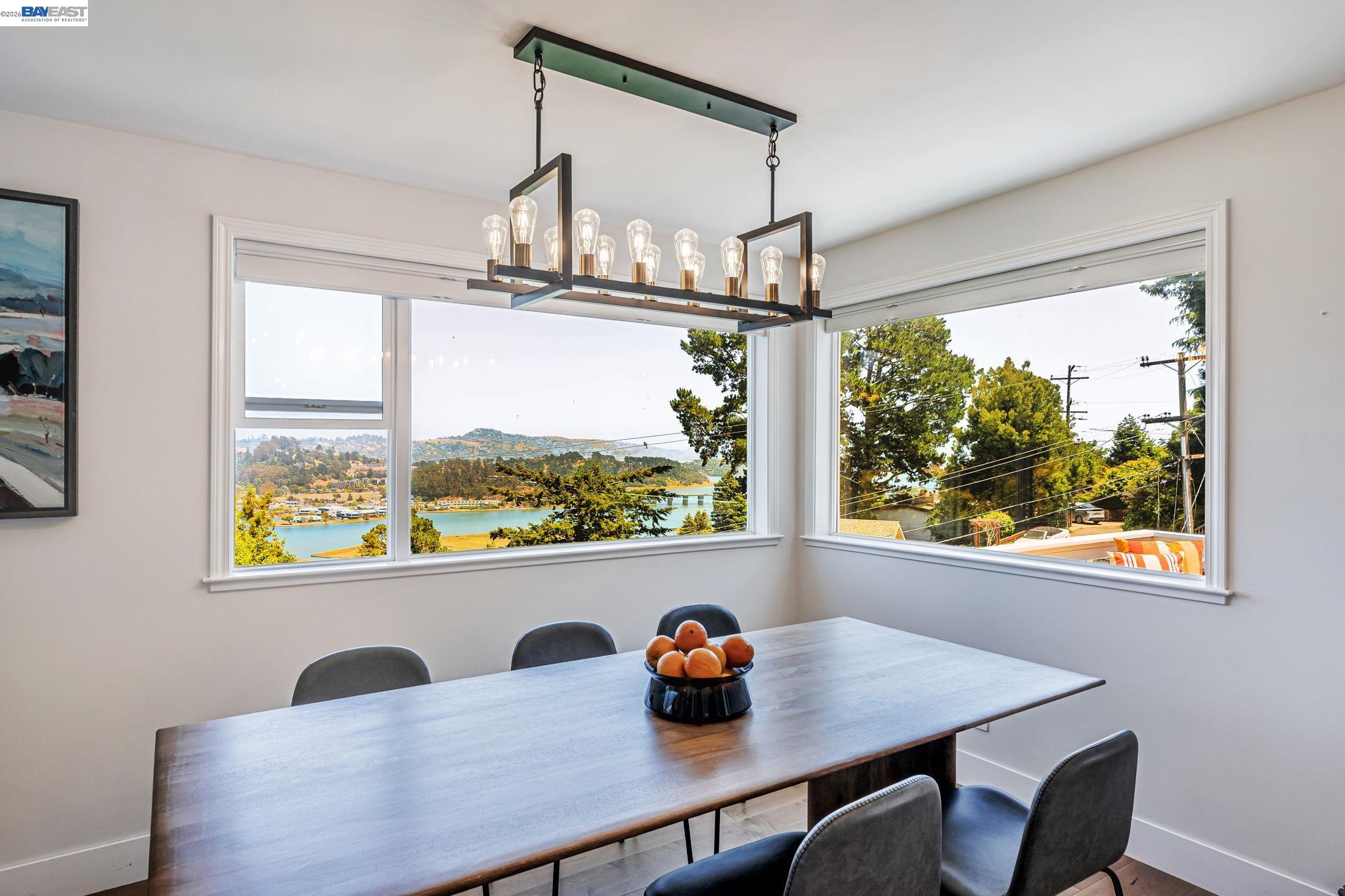 Detail Gallery Image 2 of 45 For 208 Princeton Ave, Mill Valley,  CA 94941 - 3 Beds | 3 Baths