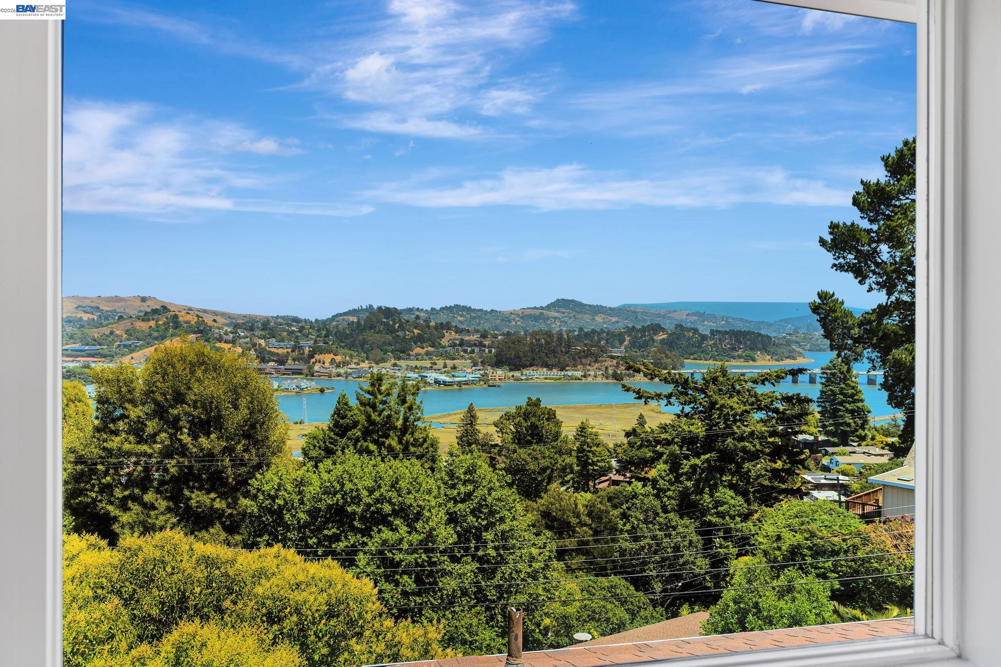 Detail Gallery Image 4 of 45 For 208 Princeton Ave, Mill Valley,  CA 94941 - 3 Beds | 3 Baths