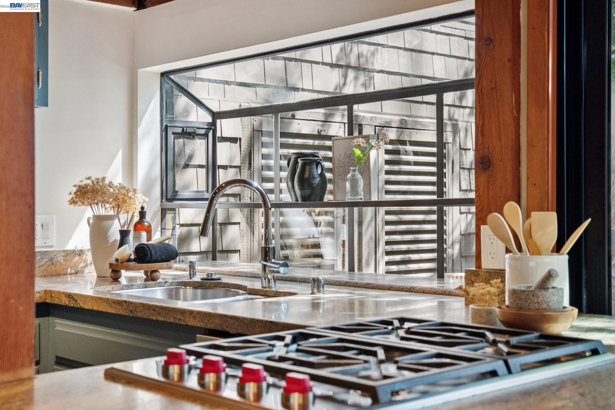 Detail Gallery Image 20 of 47 For 2686 Shasta Rd, Berkeley,  CA 94708 - 3 Beds | 2/1 Baths