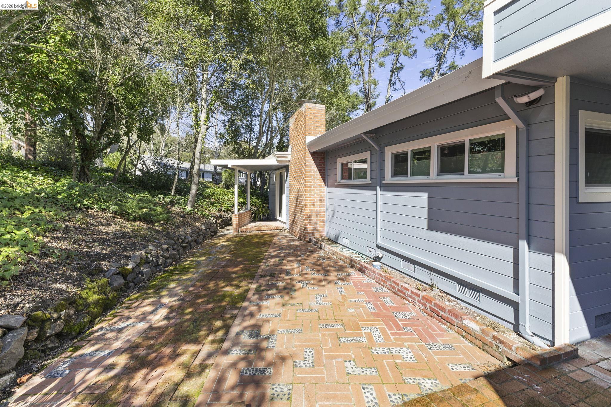 Detail Gallery Image 2 of 30 For 64 Valencia Rd, Orinda,  CA 94563 - 3 Beds | 2/1 Baths