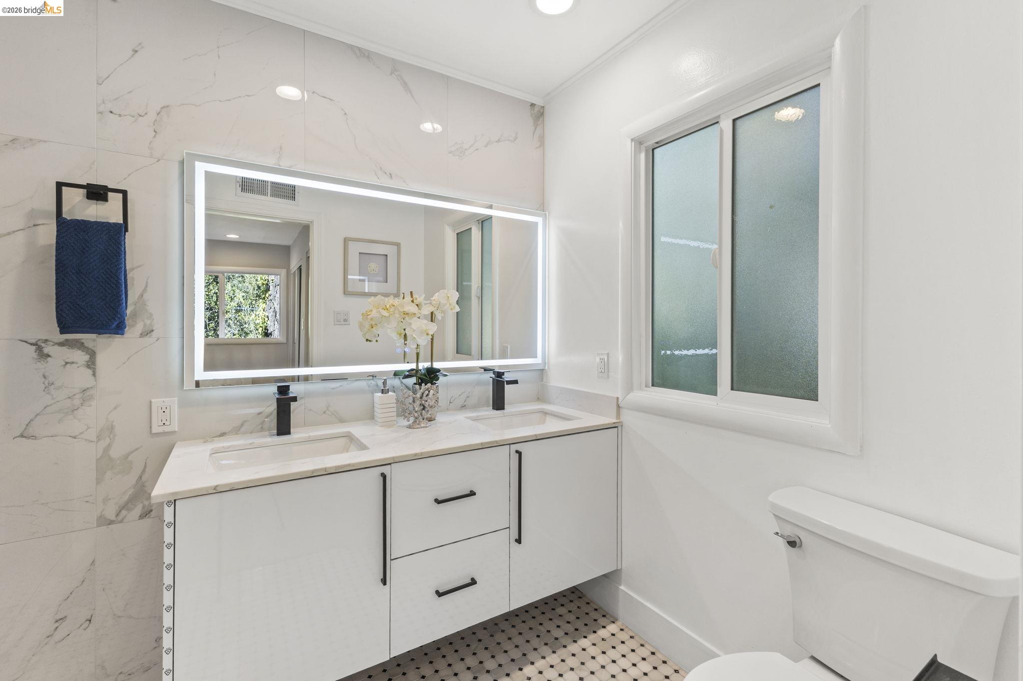 Detail Gallery Image 16 of 30 For 64 Valencia Rd, Orinda,  CA 94563 - 3 Beds | 2/1 Baths