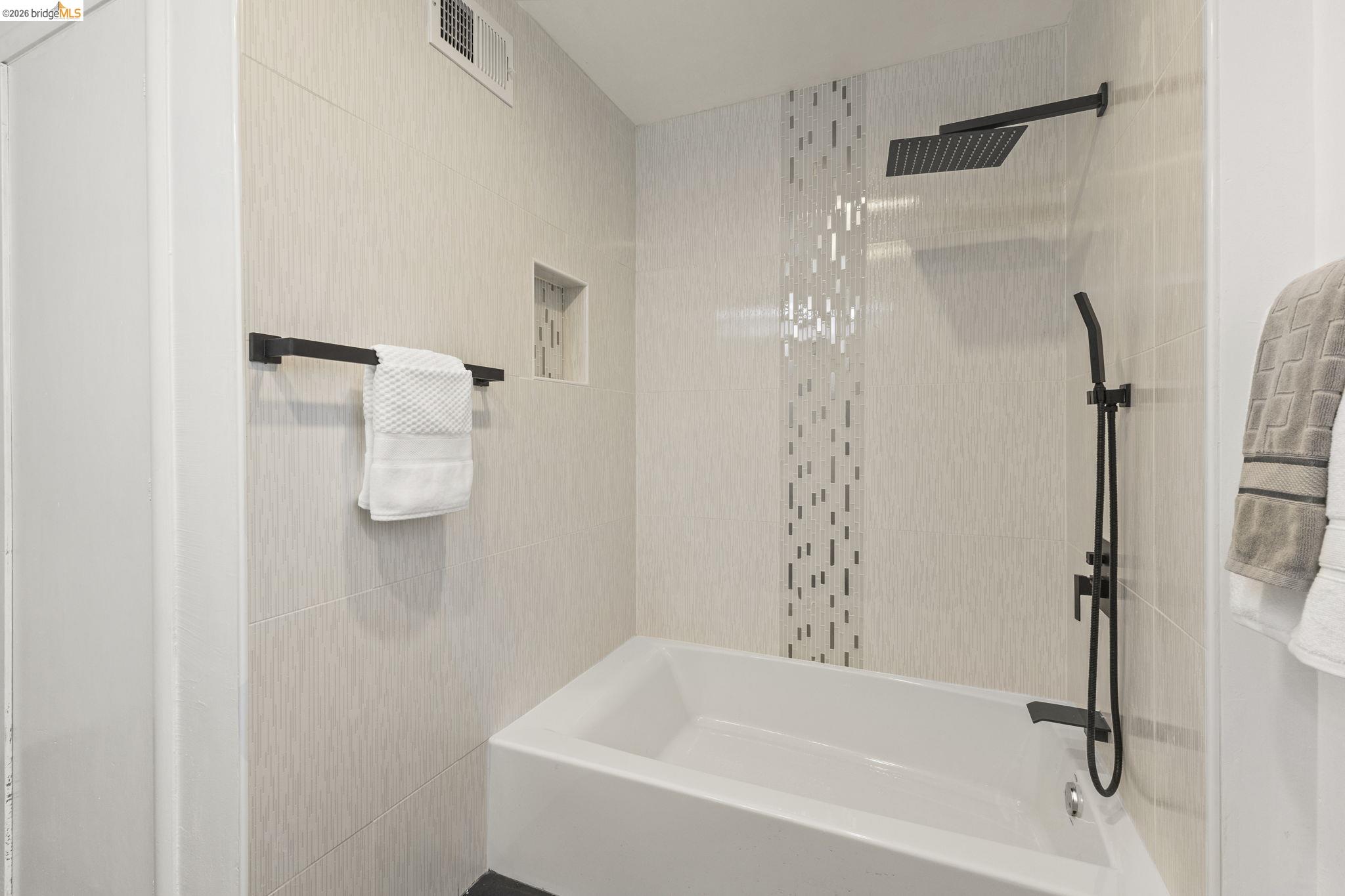 Detail Gallery Image 24 of 30 For 64 Valencia Rd, Orinda,  CA 94563 - 3 Beds | 2/1 Baths