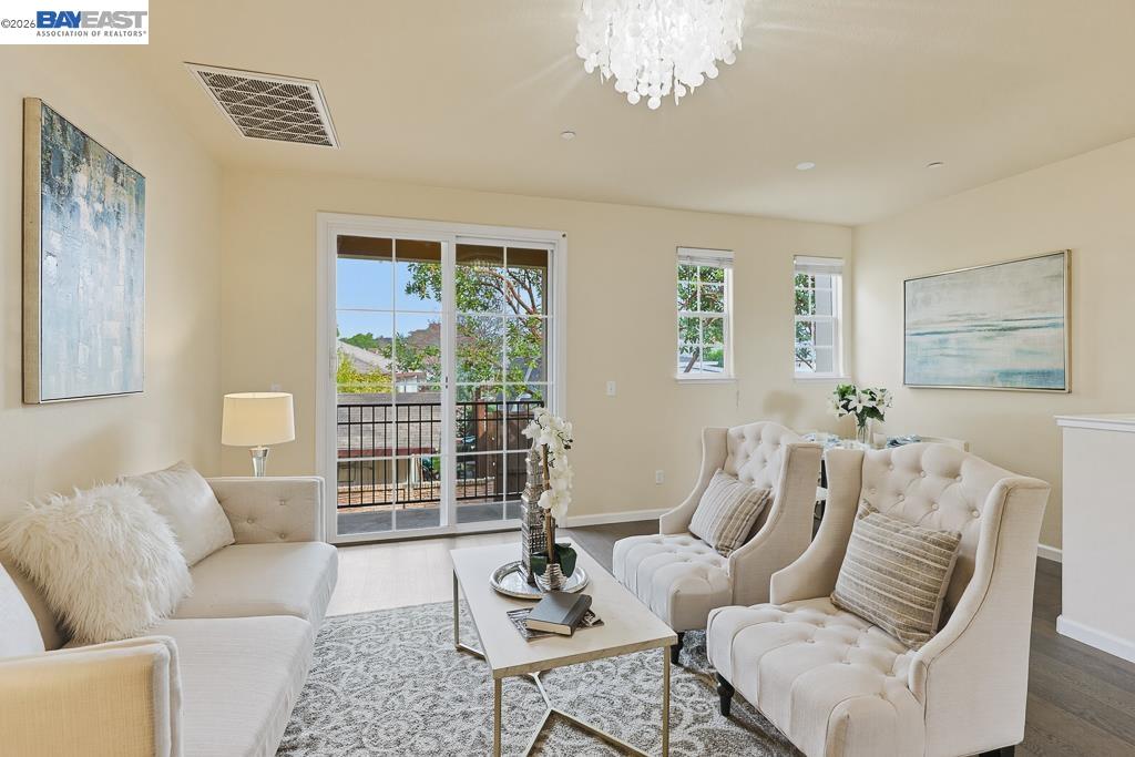 Detail Gallery Image 3 of 53 For 3937 Forest Cir, Castro Valley,  CA 94546 - 3 Beds | 3/1 Baths