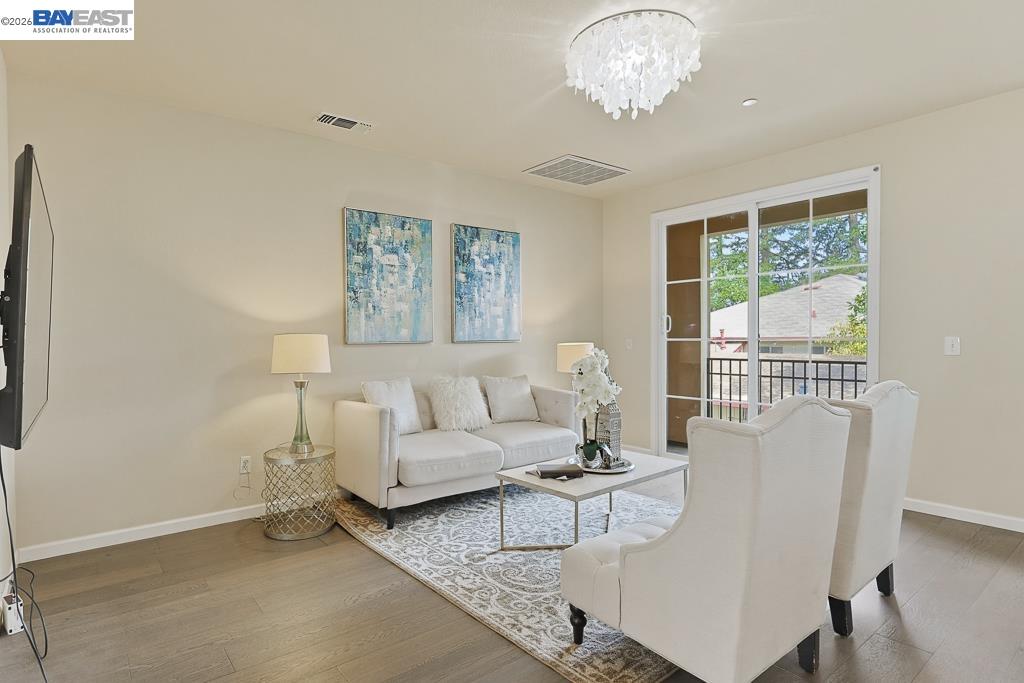 Detail Gallery Image 4 of 53 For 3937 Forest Cir, Castro Valley,  CA 94546 - 3 Beds | 3/1 Baths