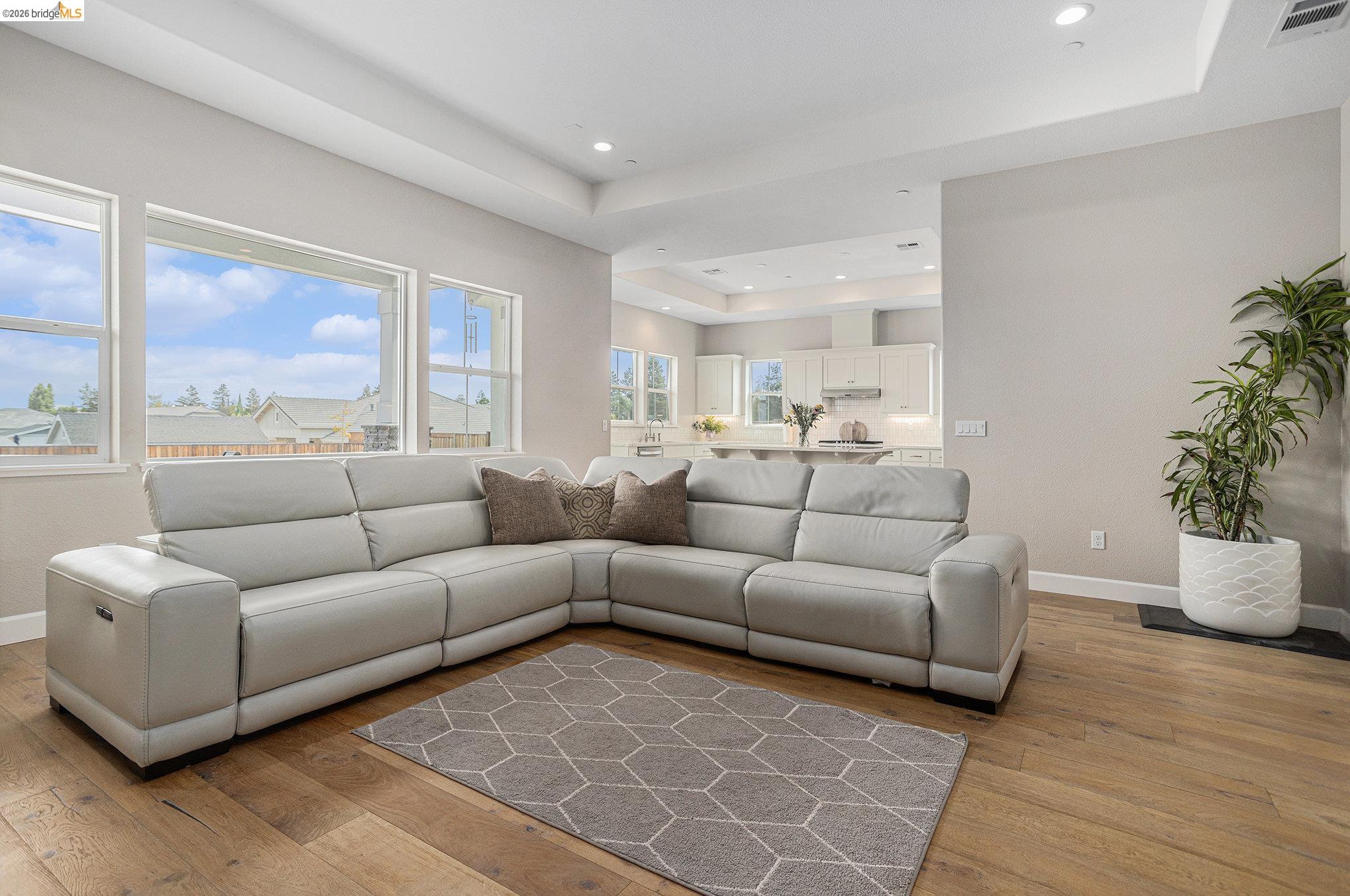 Detail Gallery Image 11 of 40 For 5010 Neroly Rd, Oakley,  CA 94561 - 4 Beds | 3/1 Baths