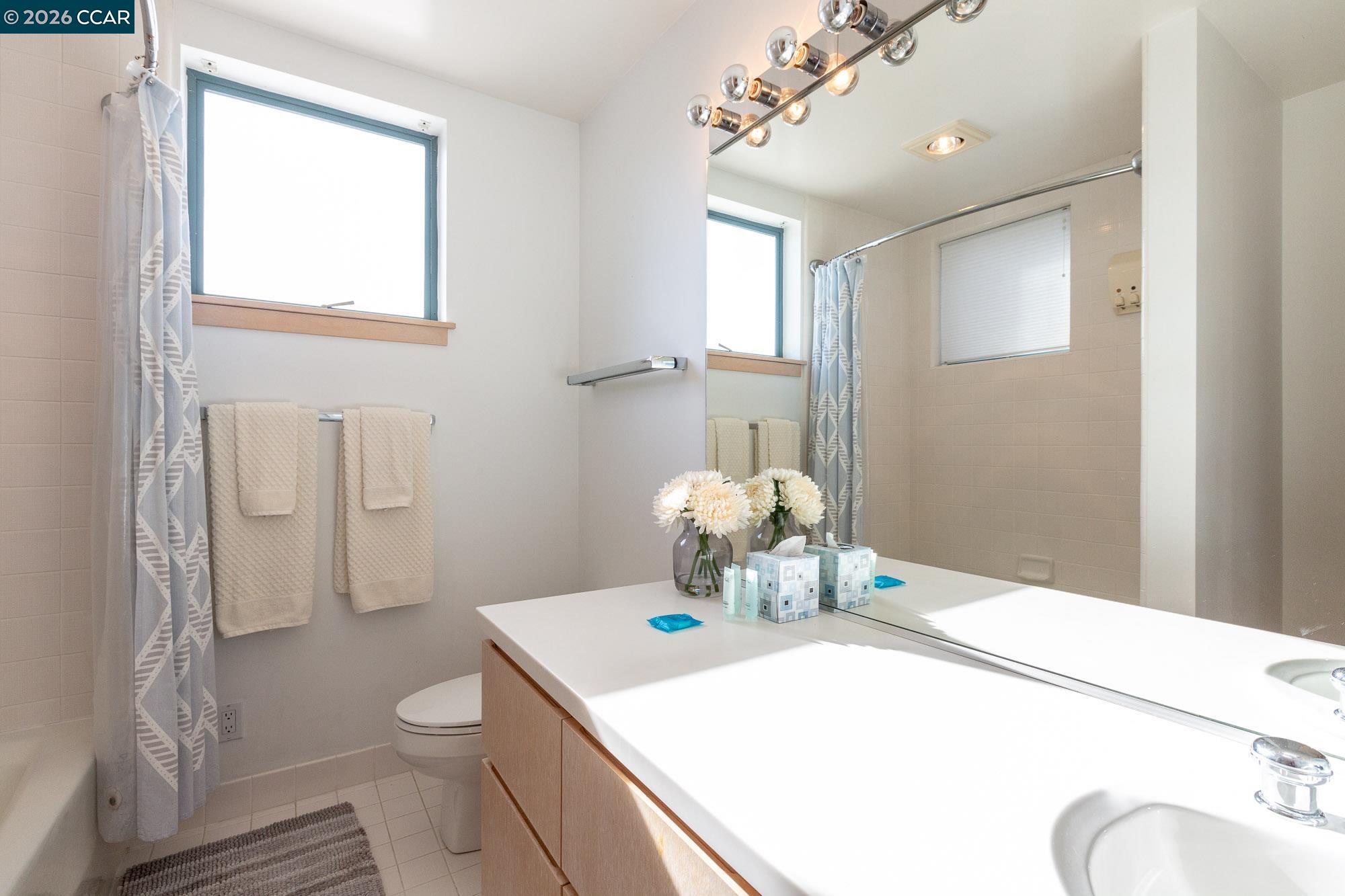 Detail Gallery Image 33 of 55 For 319 Tappan Ter, Orinda,  CA 94563 - 5 Beds | 4/1 Baths