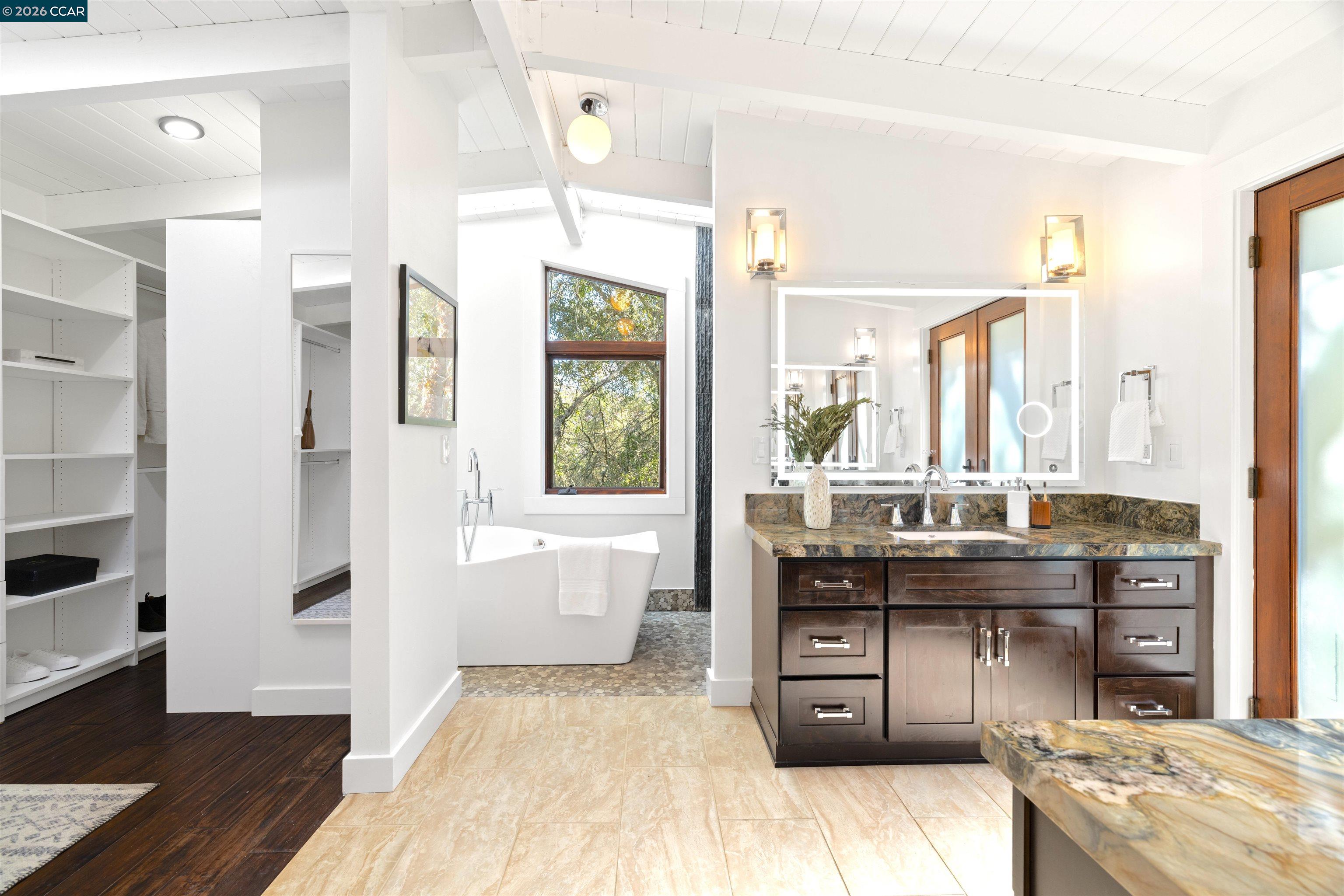 Detail Gallery Image 15 of 28 For 8 Oak Arbor, Orinda,  CA 94563 - 5 Beds | 4/1 Baths