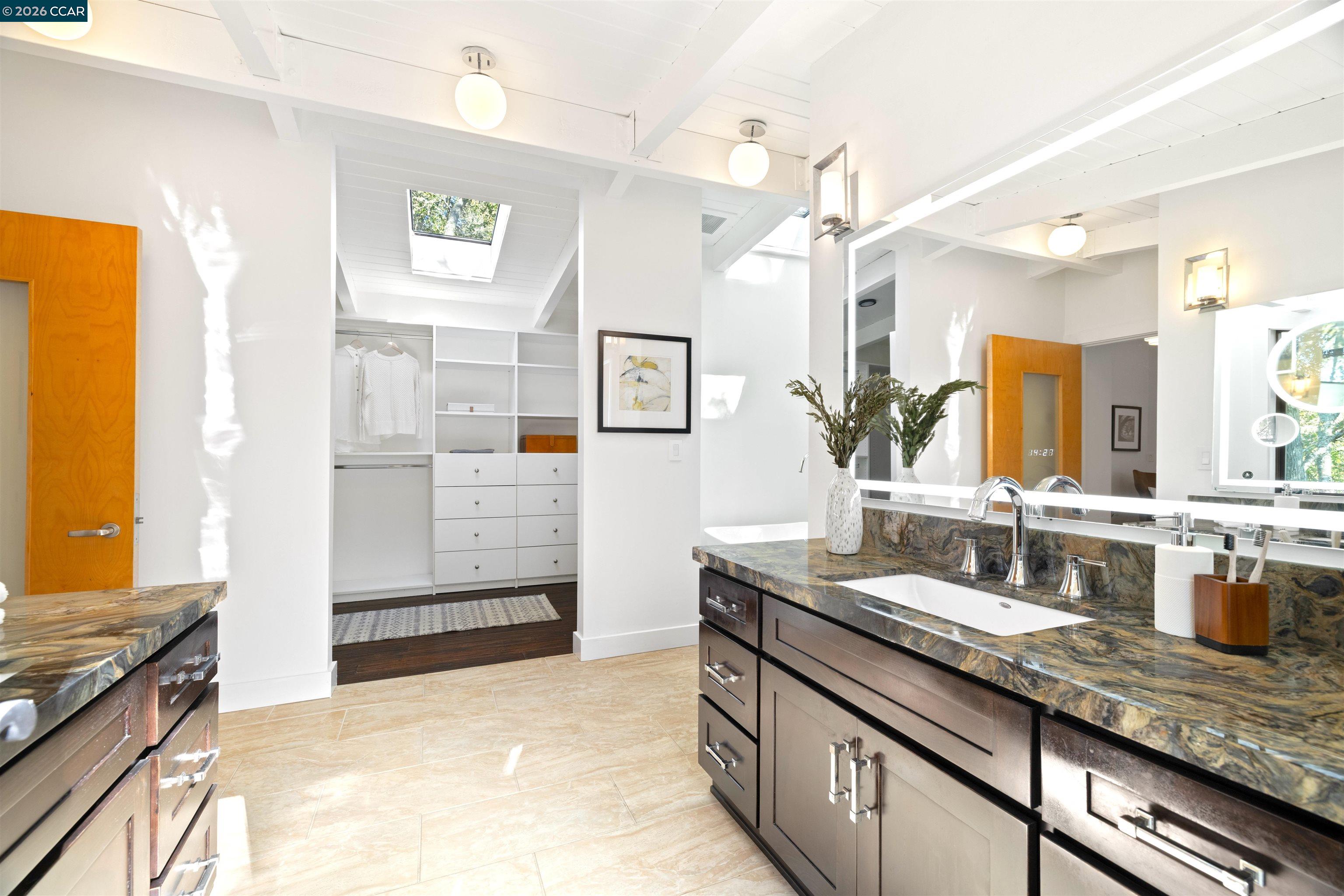 Detail Gallery Image 16 of 28 For 8 Oak Arbor, Orinda,  CA 94563 - 5 Beds | 4/1 Baths