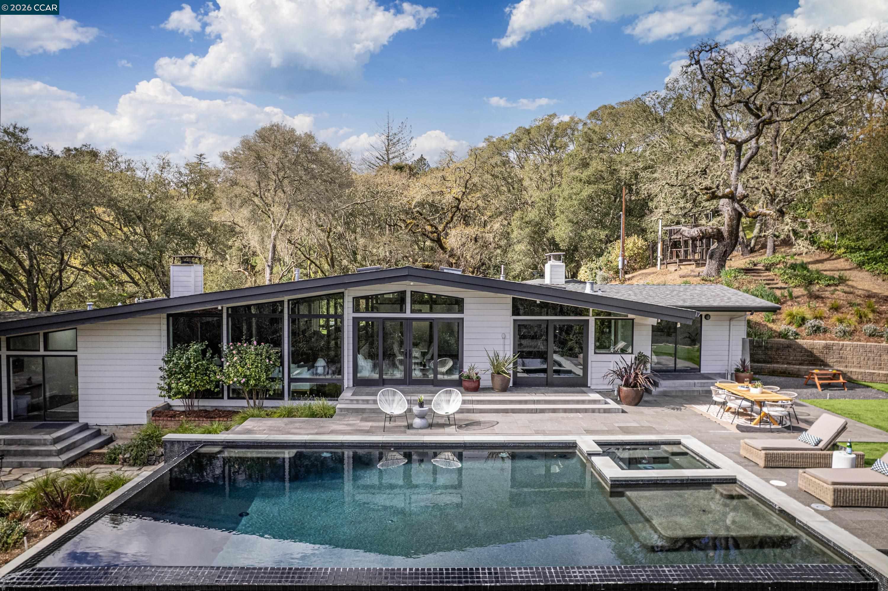 Detail Gallery Image 24 of 28 For 8 Oak Arbor, Orinda,  CA 94563 - 5 Beds | 4/1 Baths