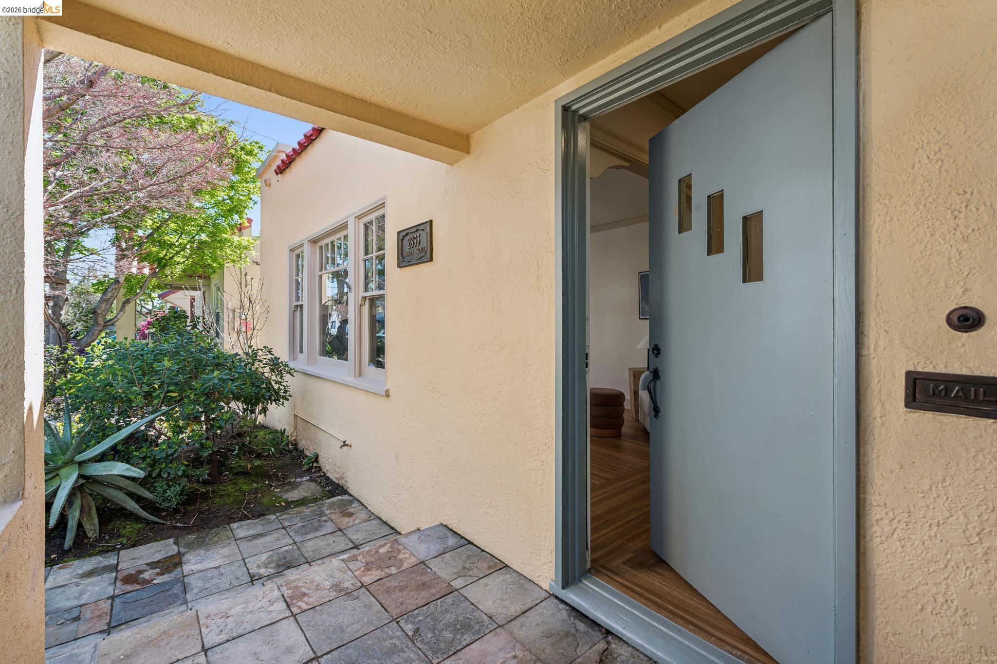 Detail Gallery Image 2 of 32 For 2833 Morgan Avenue, Oakland,  CA 94602 - 3 Beds | 2 Baths