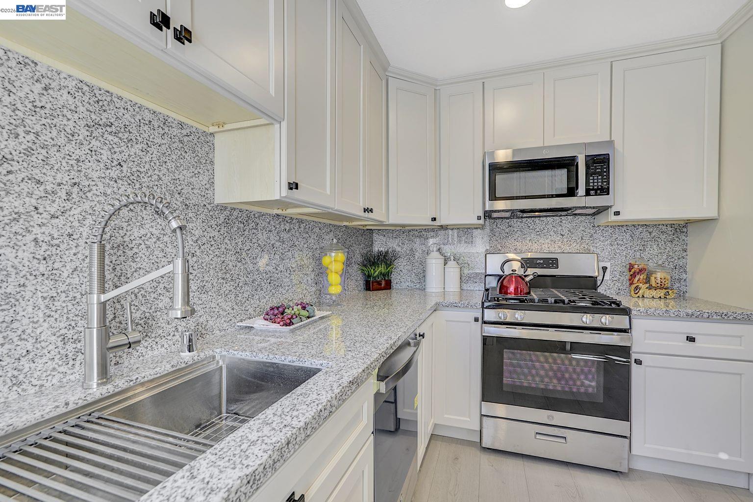 Detail Gallery Image 12 of 56 For 2834 Abbey St, Oakland,  CA 94619 - 4 Beds | 3/1 Baths