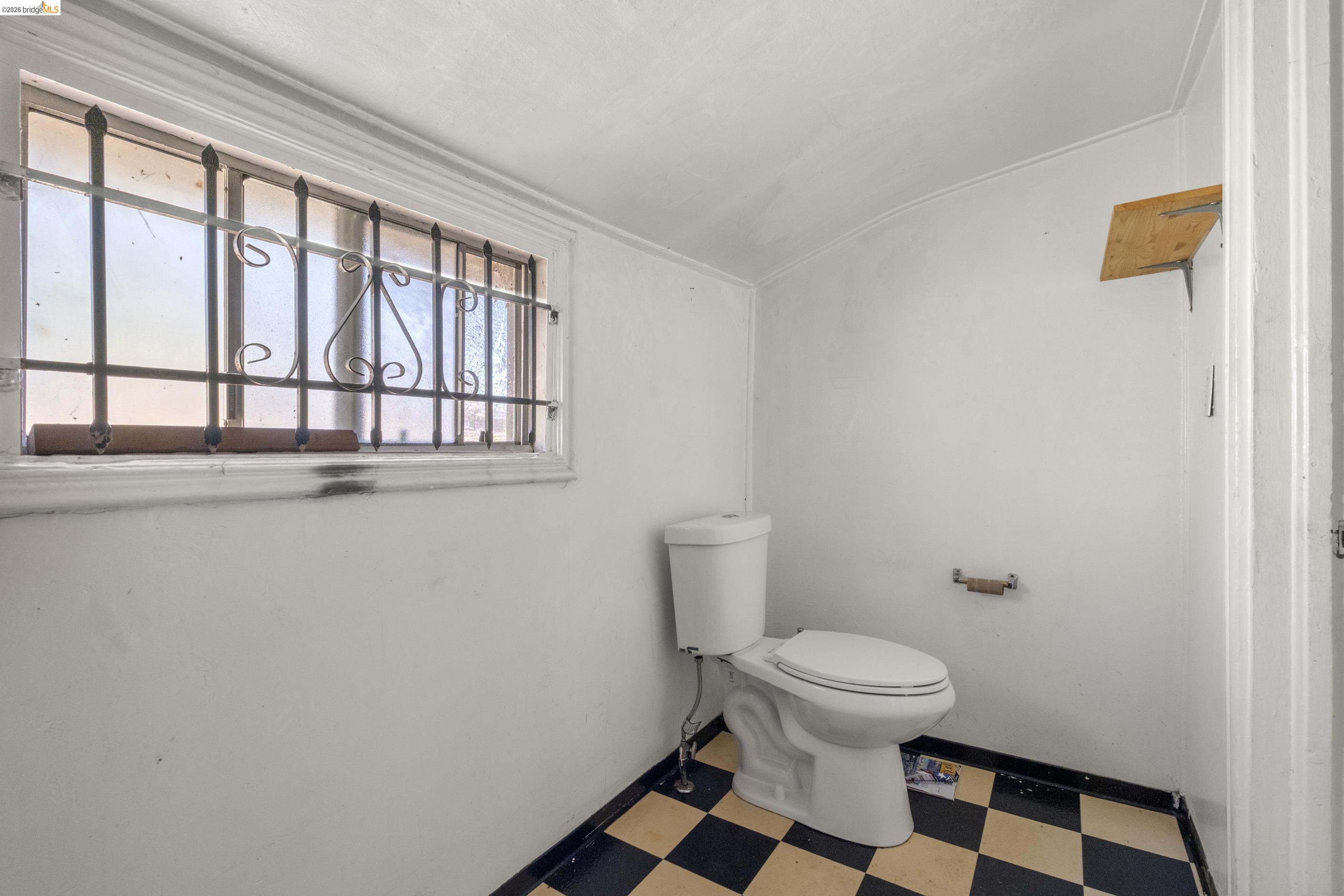 Detail Gallery Image 5 of 35 For 464 42nd St, Oakland,  CA 94609 - – Beds | – Baths