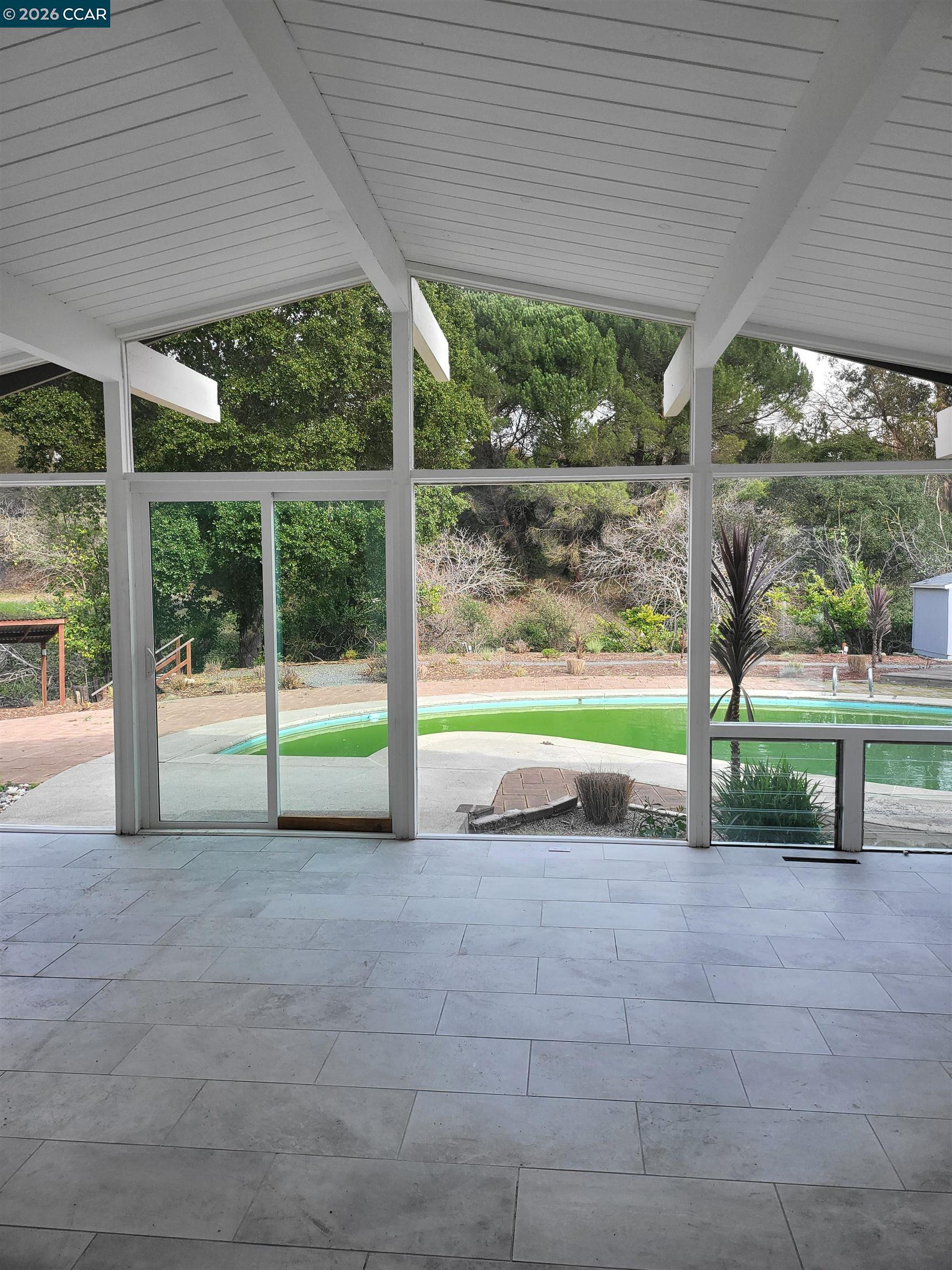 Detail Gallery Image 13 of 35 For 2420 Tomar Ct, Pinole,  CA 94564 - 3 Beds | 2/1 Baths