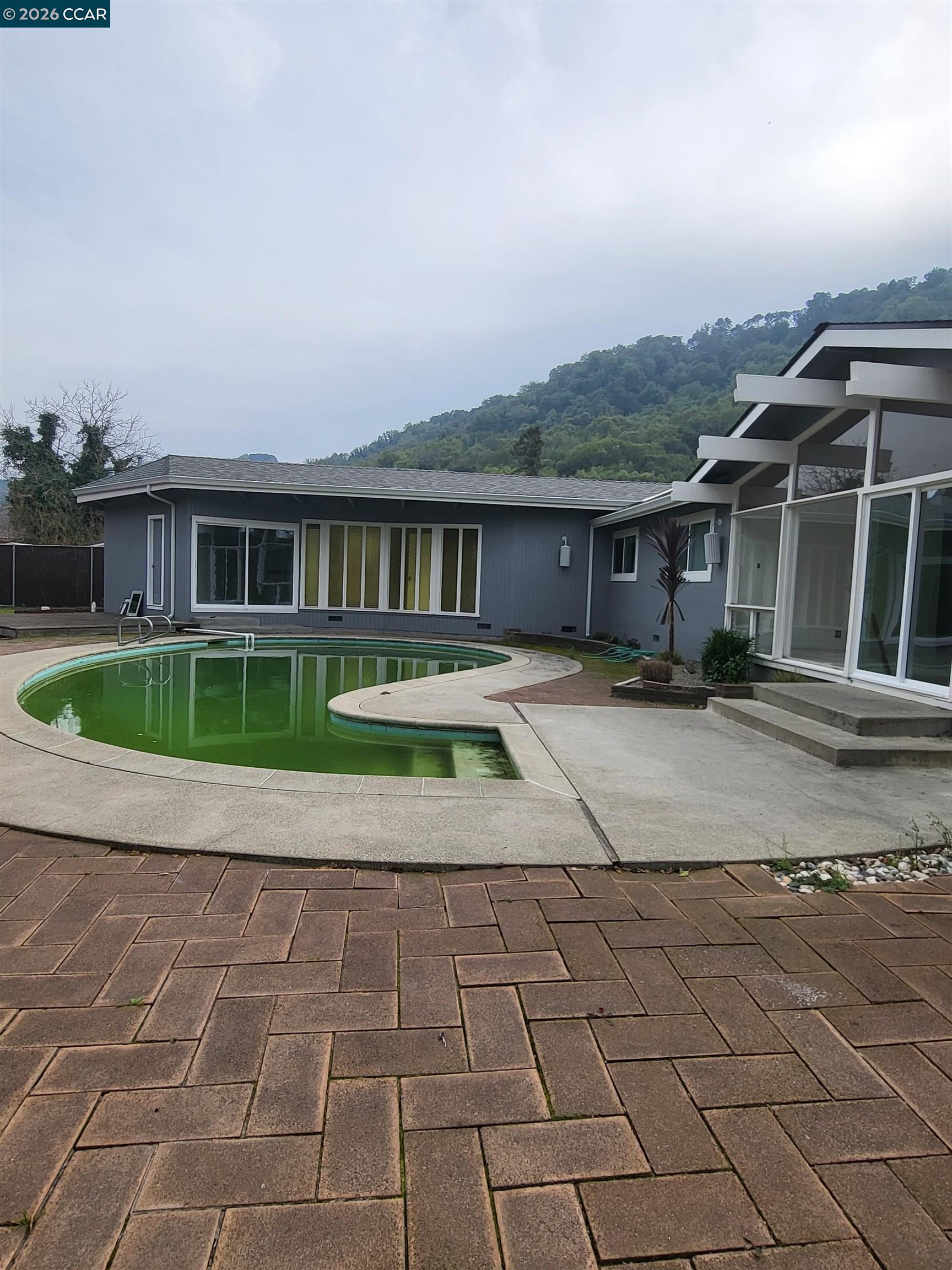 Detail Gallery Image 4 of 35 For 2420 Tomar Ct, Pinole,  CA 94564 - 3 Beds | 2/1 Baths