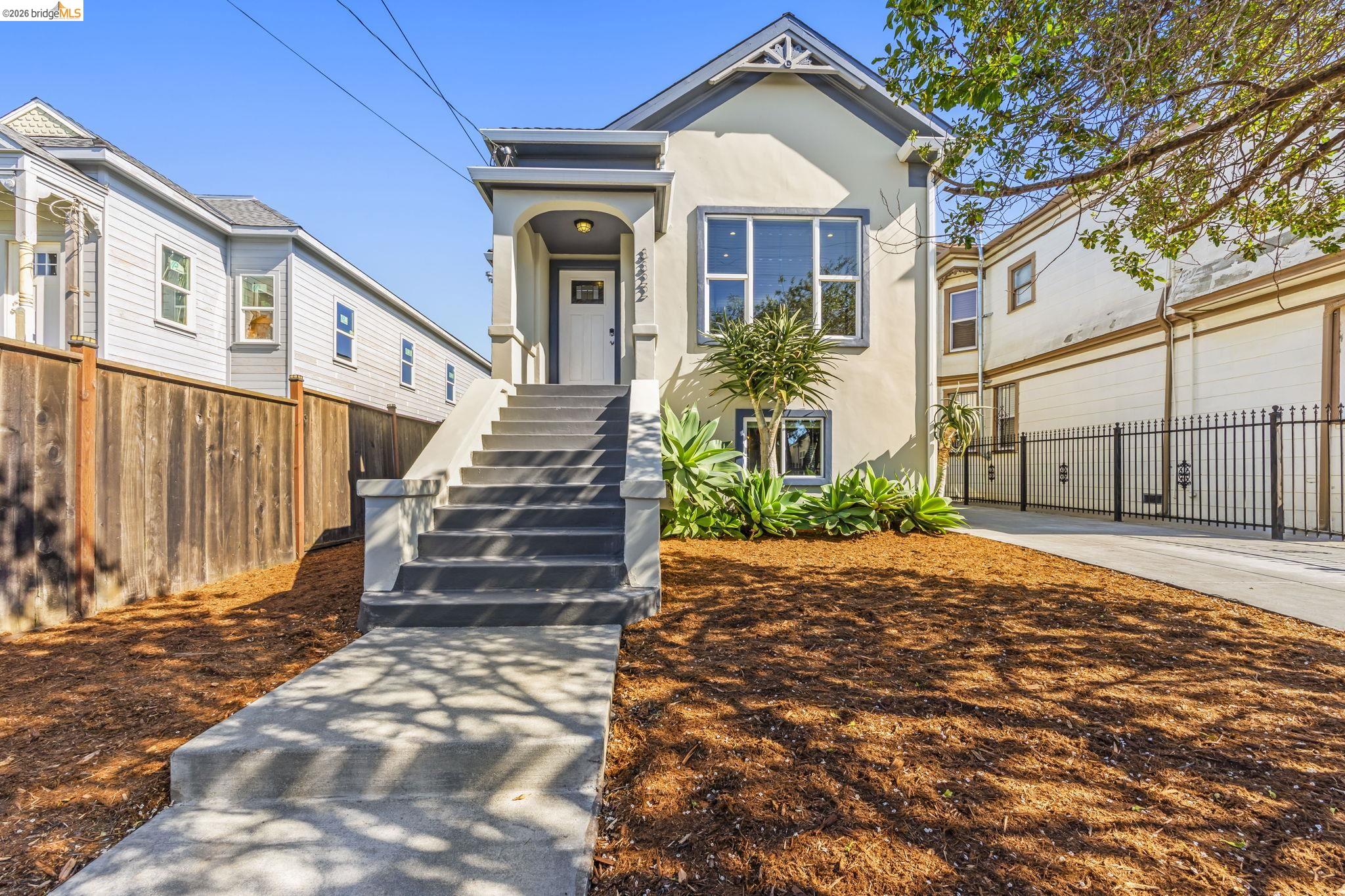 Detail Gallery Image 2 of 58 For 3322 Chestnut St, Oakland,  CA 94608 - 4 Beds | 2 Baths