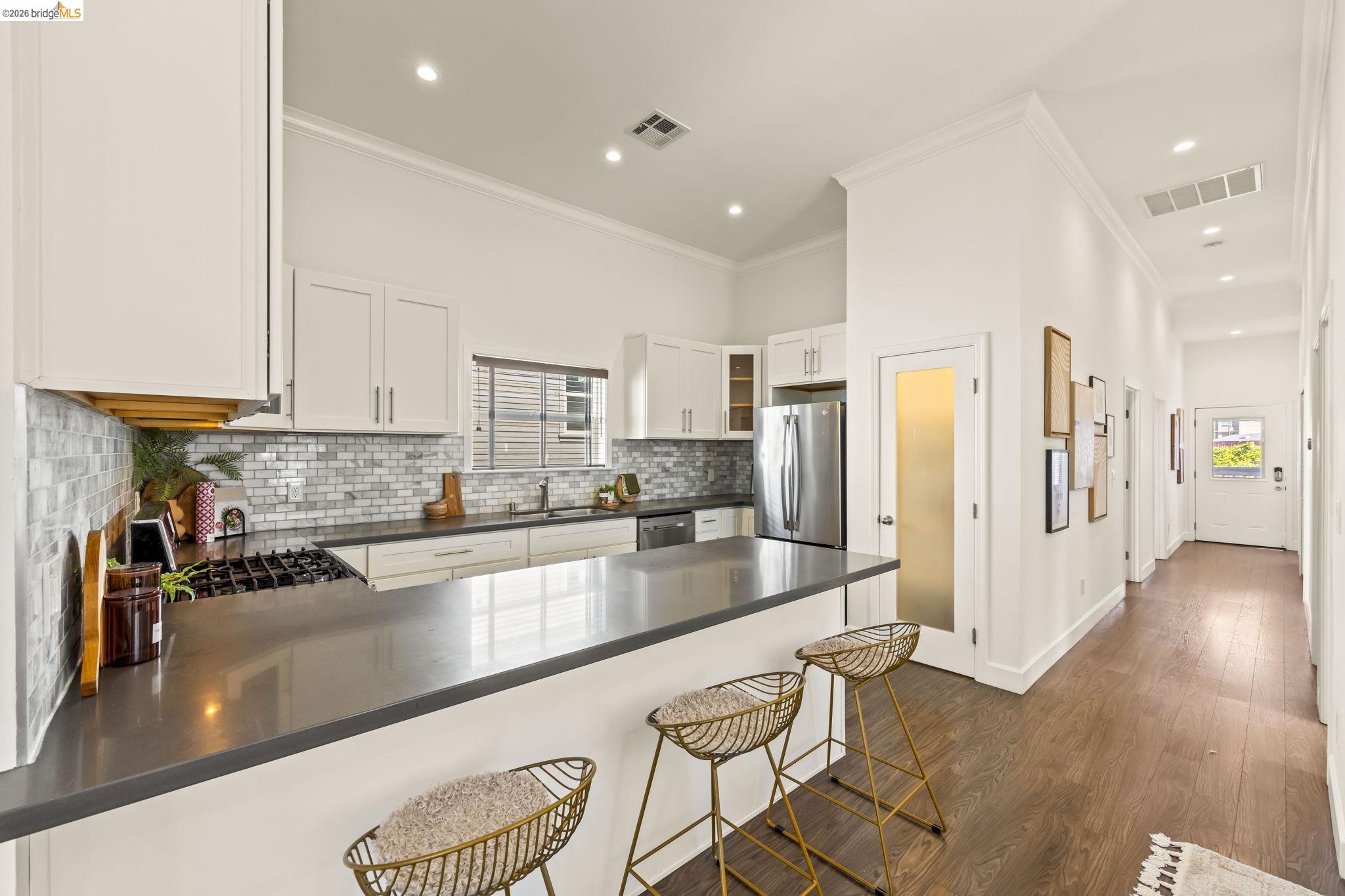 Detail Gallery Image 12 of 58 For 3322 Chestnut St, Oakland,  CA 94608 - 4 Beds | 2 Baths