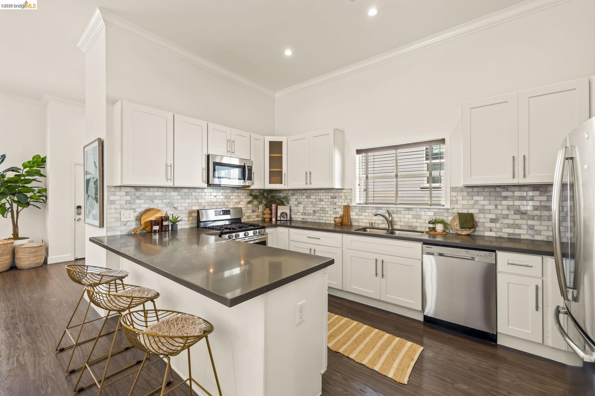 Detail Gallery Image 13 of 58 For 3322 Chestnut St, Oakland,  CA 94608 - 4 Beds | 2 Baths