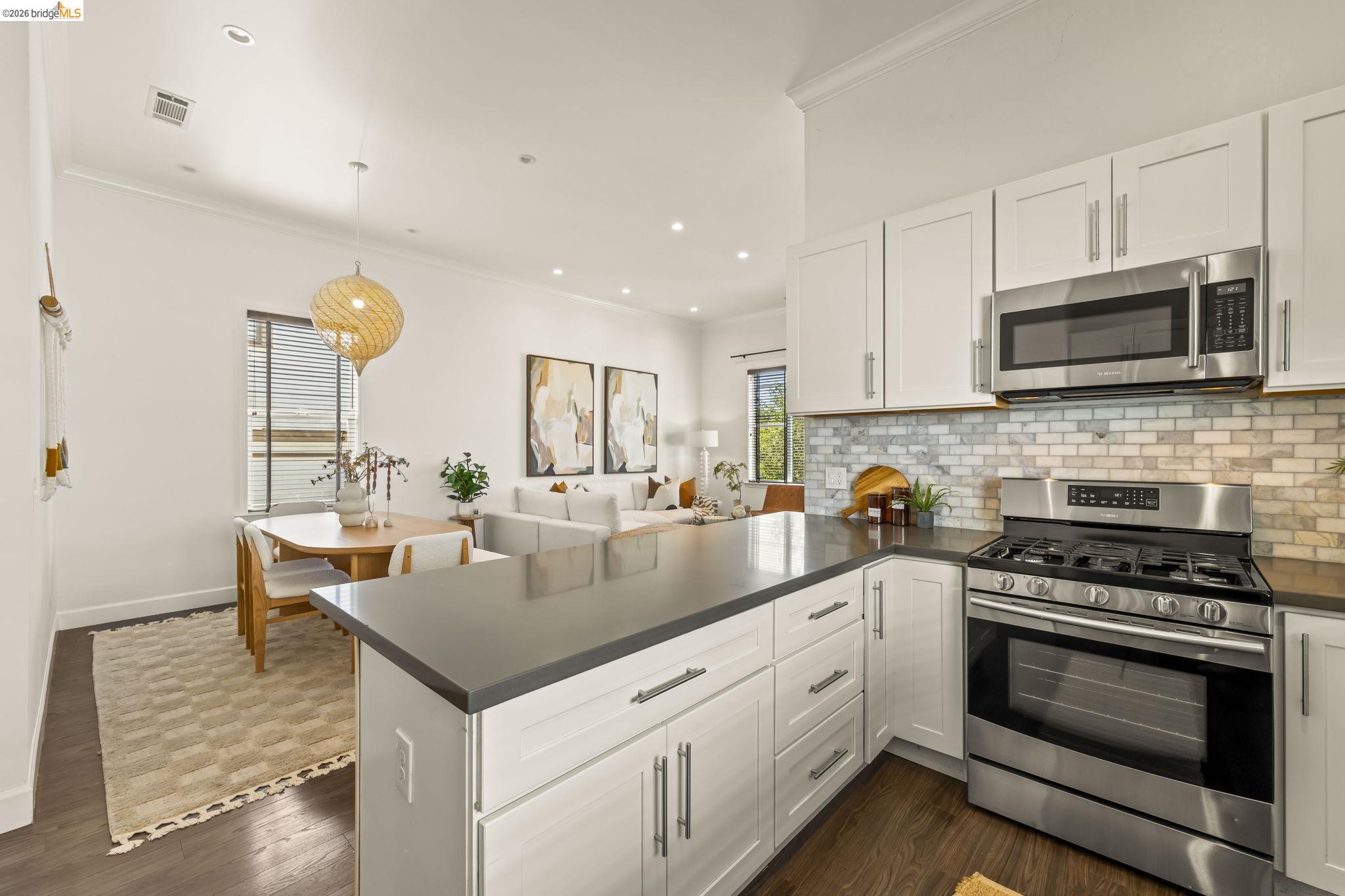 Detail Gallery Image 14 of 58 For 3322 Chestnut St, Oakland,  CA 94608 - 4 Beds | 2 Baths