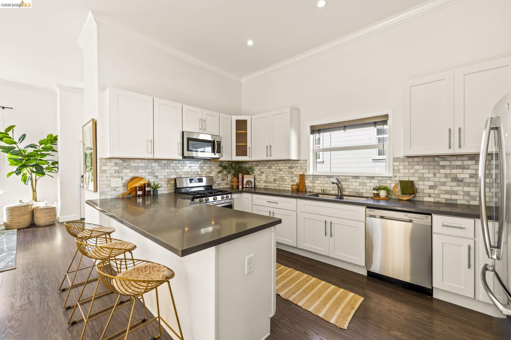 Detail Gallery Image 15 of 58 For 3322 Chestnut St, Oakland,  CA 94608 - 4 Beds | 2 Baths