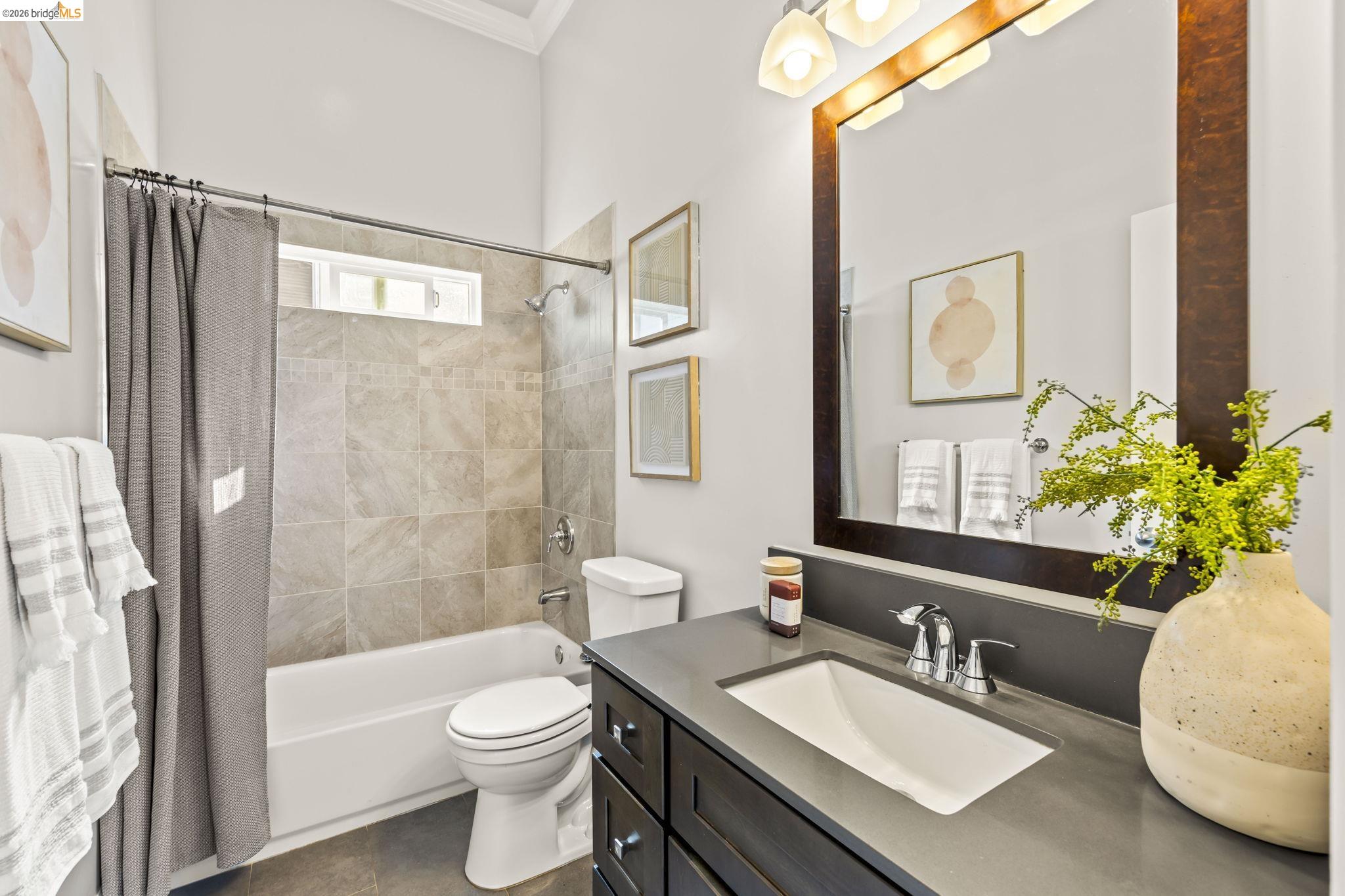 Detail Gallery Image 16 of 58 For 3322 Chestnut St, Oakland,  CA 94608 - 4 Beds | 2 Baths