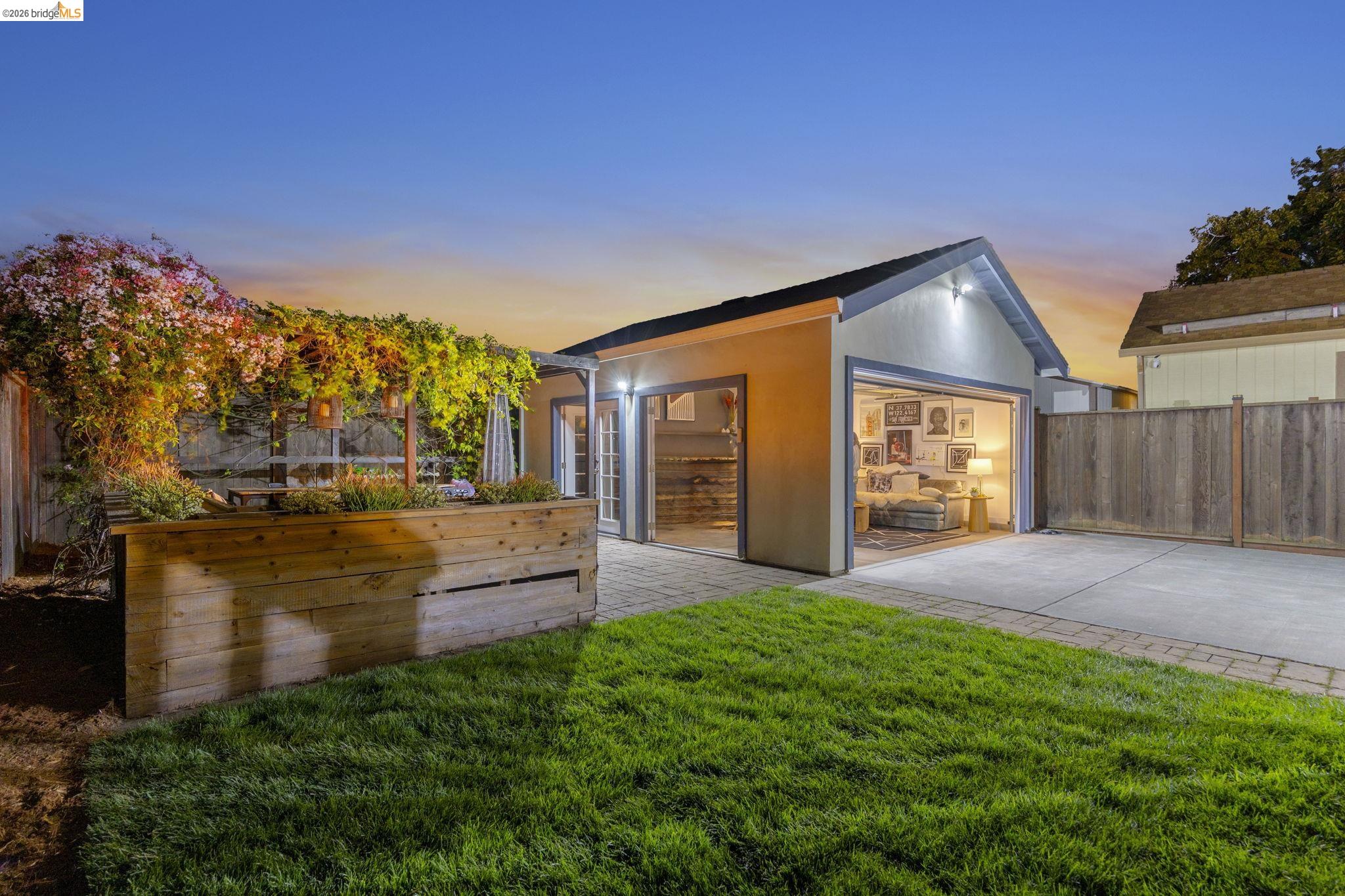 Detail Gallery Image 3 of 58 For 3322 Chestnut St, Oakland,  CA 94608 - 4 Beds | 2 Baths