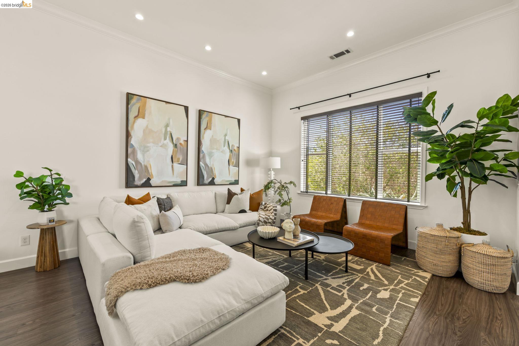 Detail Gallery Image 4 of 58 For 3322 Chestnut St, Oakland,  CA 94608 - 4 Beds | 2 Baths