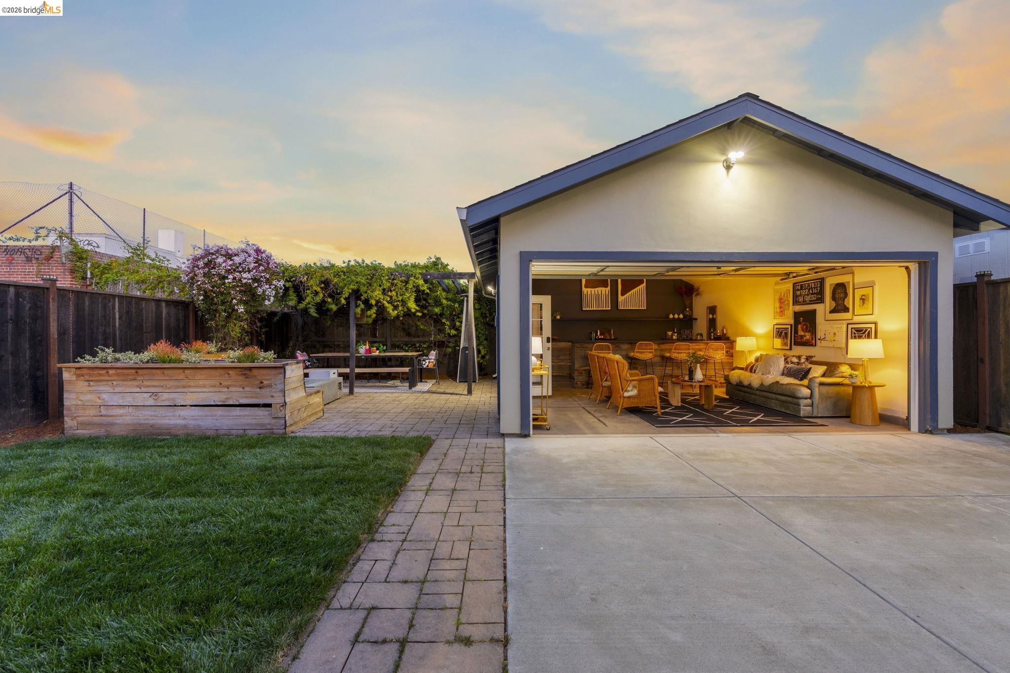 Detail Gallery Image 35 of 58 For 3322 Chestnut St, Oakland,  CA 94608 - 4 Beds | 2 Baths