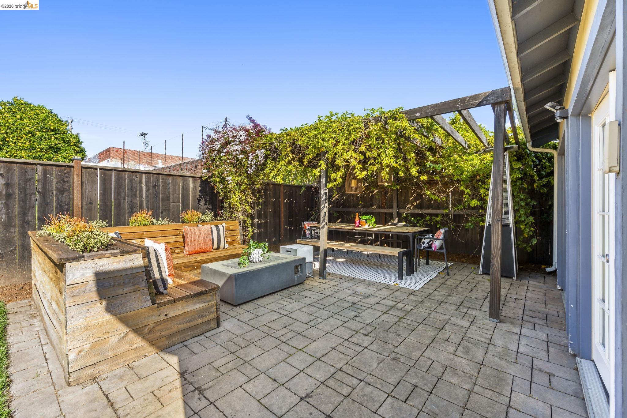 Detail Gallery Image 38 of 58 For 3322 Chestnut St, Oakland,  CA 94608 - 4 Beds | 2 Baths