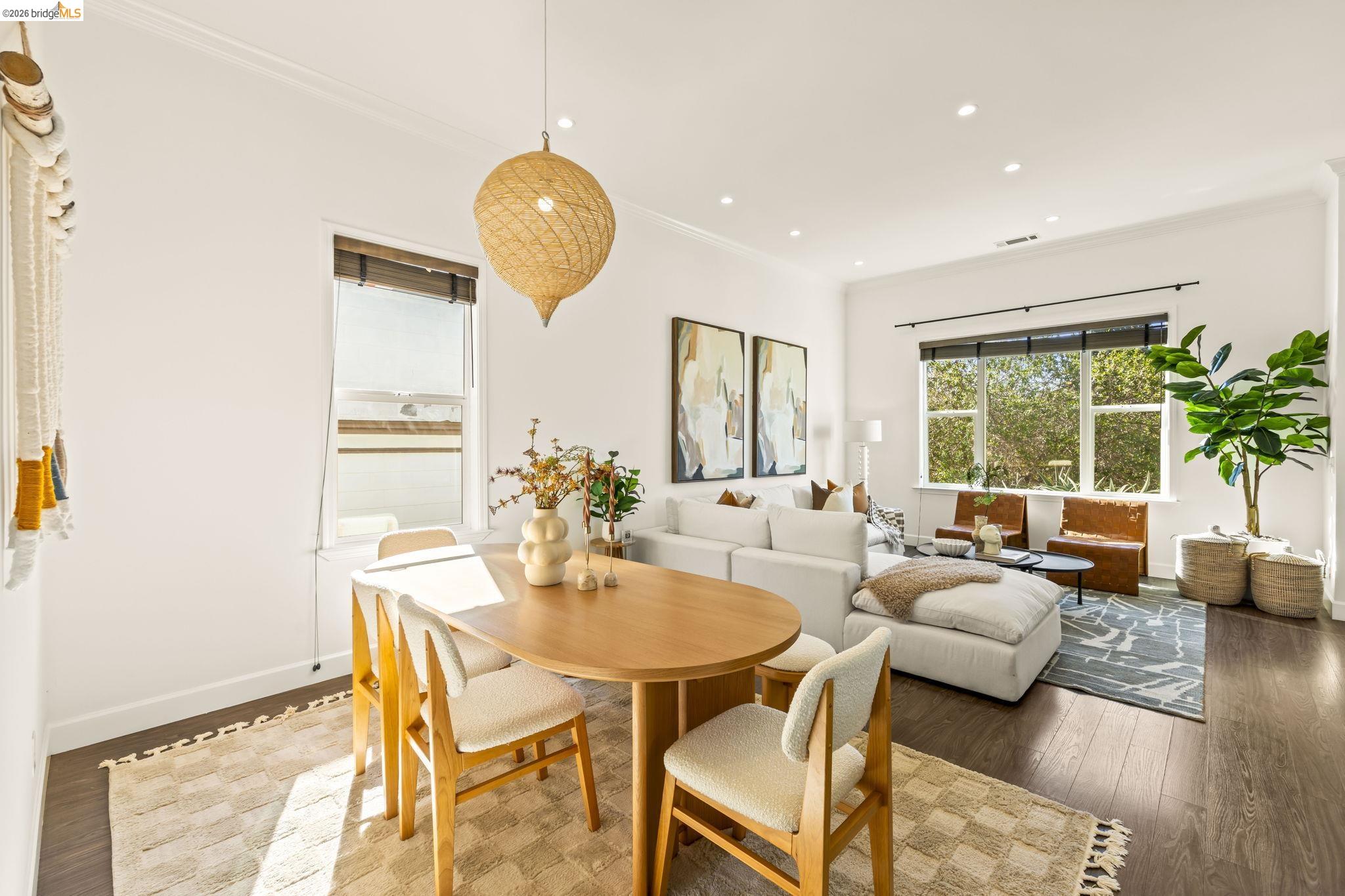 Detail Gallery Image 6 of 58 For 3322 Chestnut St, Oakland,  CA 94608 - 4 Beds | 2 Baths