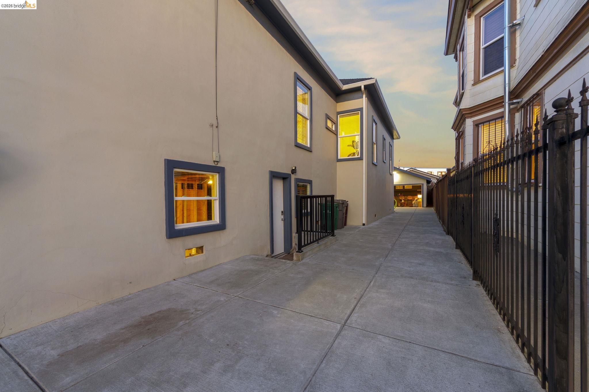 Detail Gallery Image 53 of 58 For 3322 Chestnut St, Oakland,  CA 94608 - 4 Beds | 2 Baths