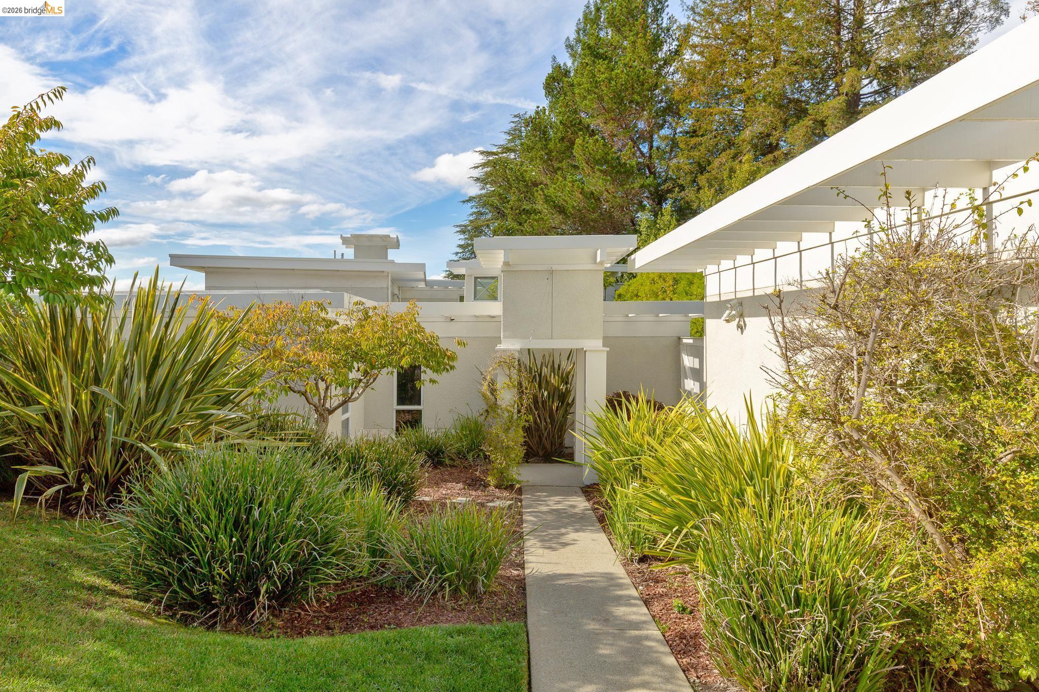 Detail Gallery Image 3 of 26 For 45 Vicente Rd, Berkeley,  CA 94705 - 4 Beds | 3/1 Baths