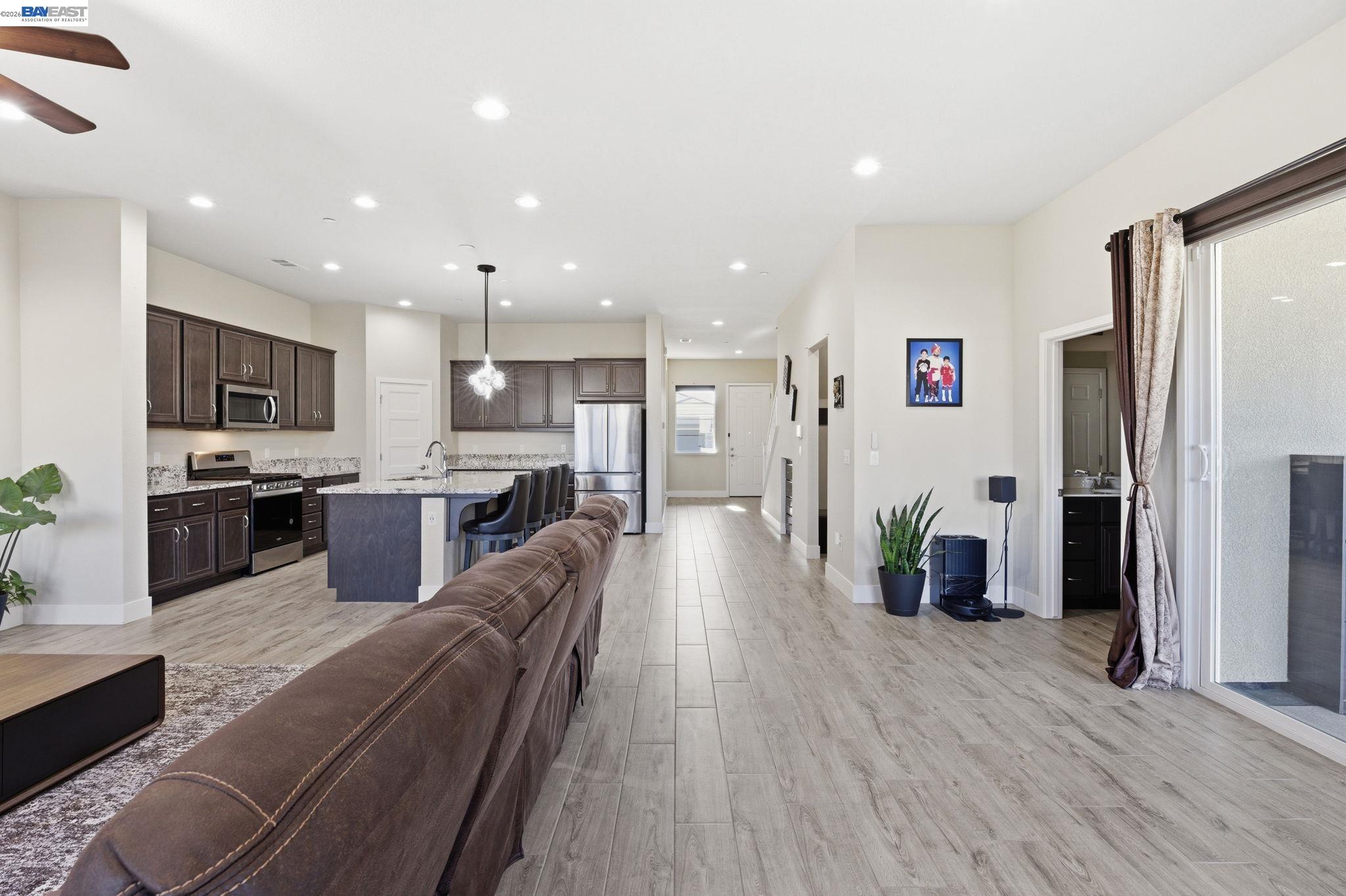 Detail Gallery Image 4 of 60 For 2394 Bharvani Ave, Manteca,  CA 95337 - 4 Beds | 3/1 Baths